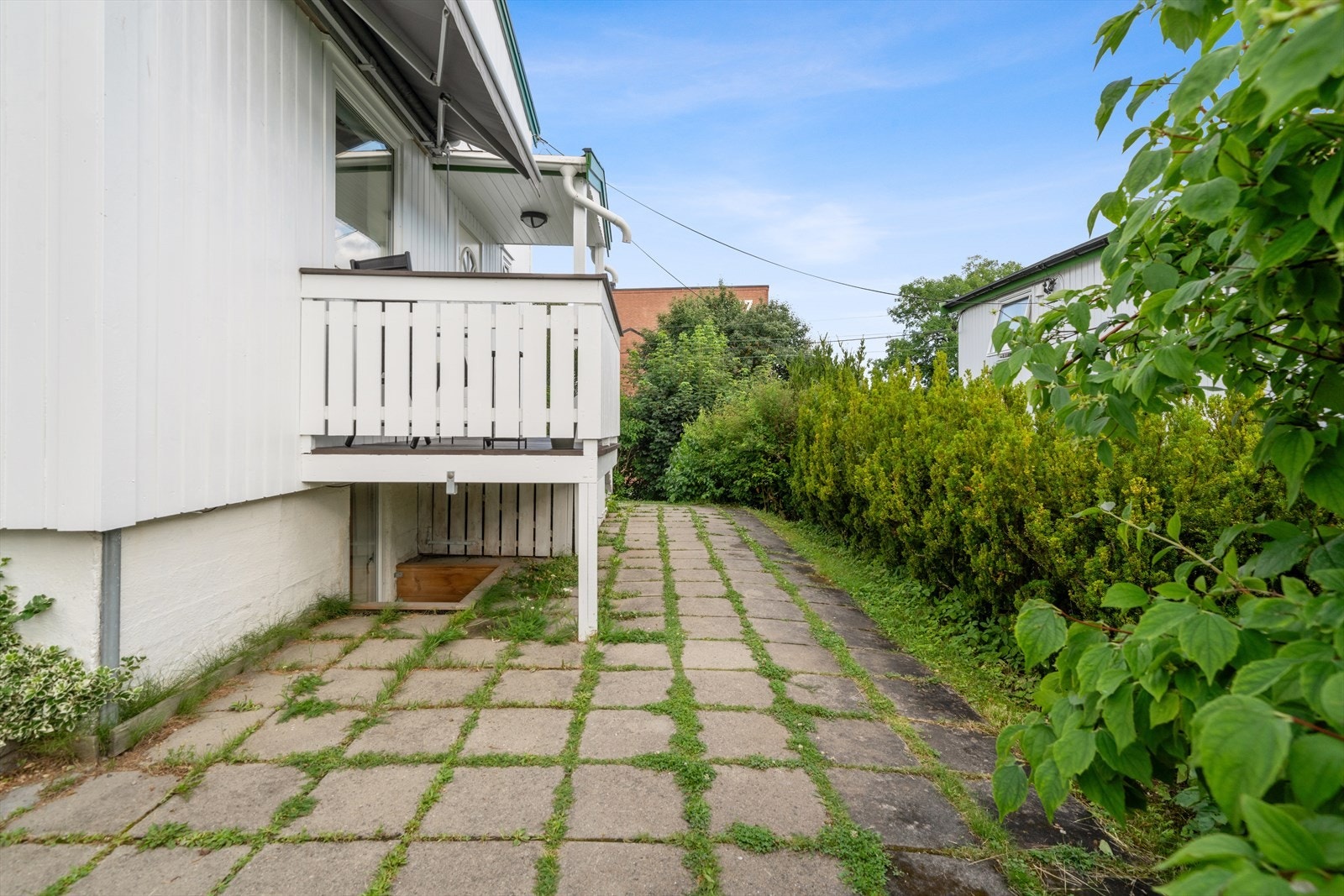 Skjermed gangvei med betongheller. Galleribilde