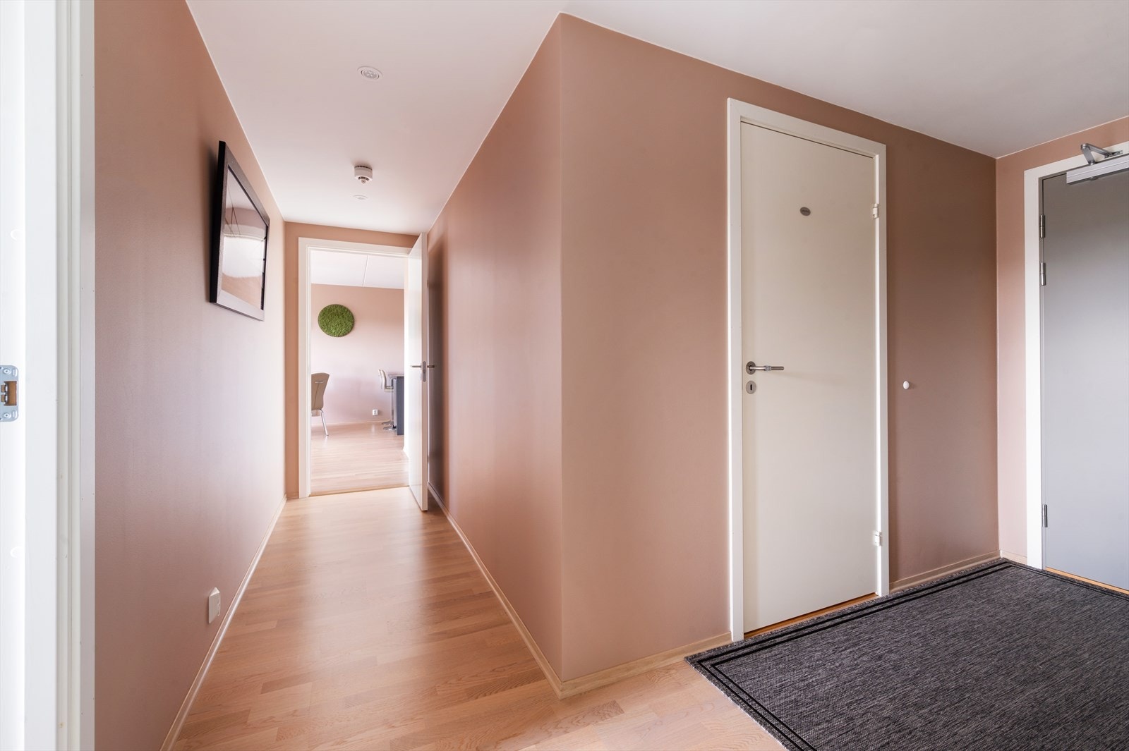 Velkommen i en lys og innbydende entré. Galleribilde