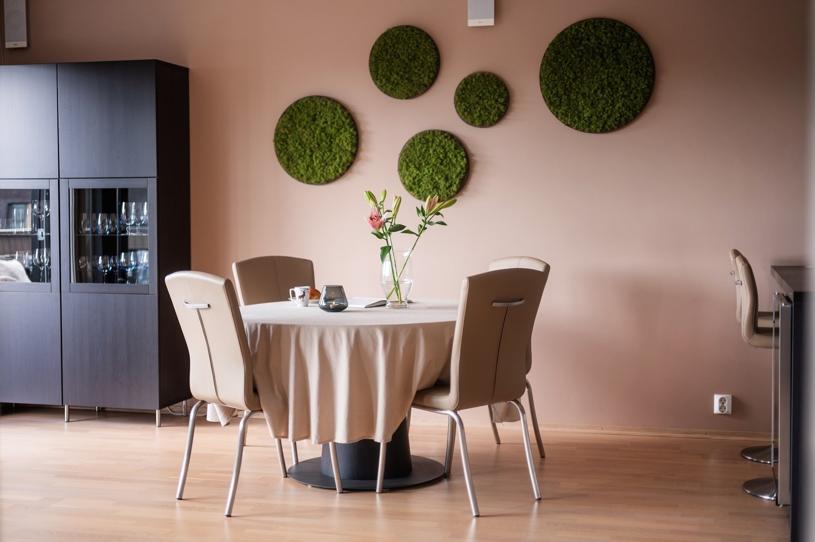 God plass til spisebord hvor du kan invitere venner og familie til hyggelige sammenkomster. Galleribilde