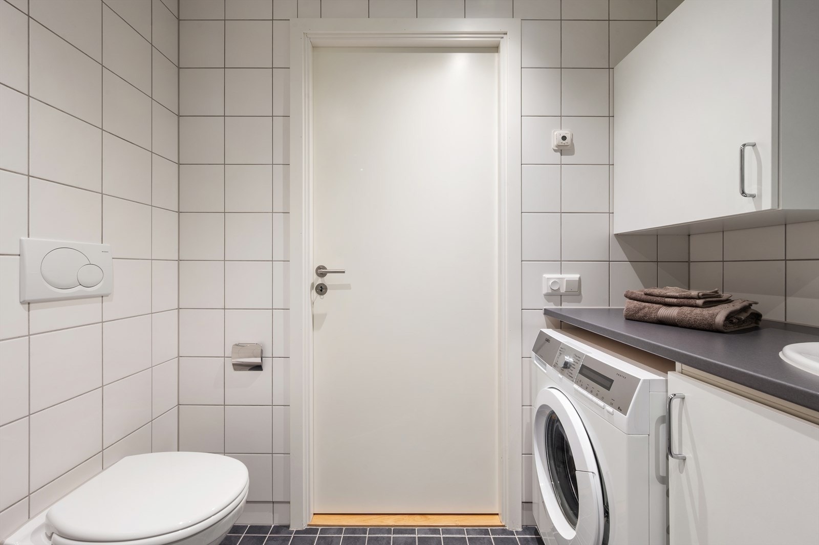 Opplegg for vaskemaskin. Badet er også utstyrt med tørkeskap. Galleribilde