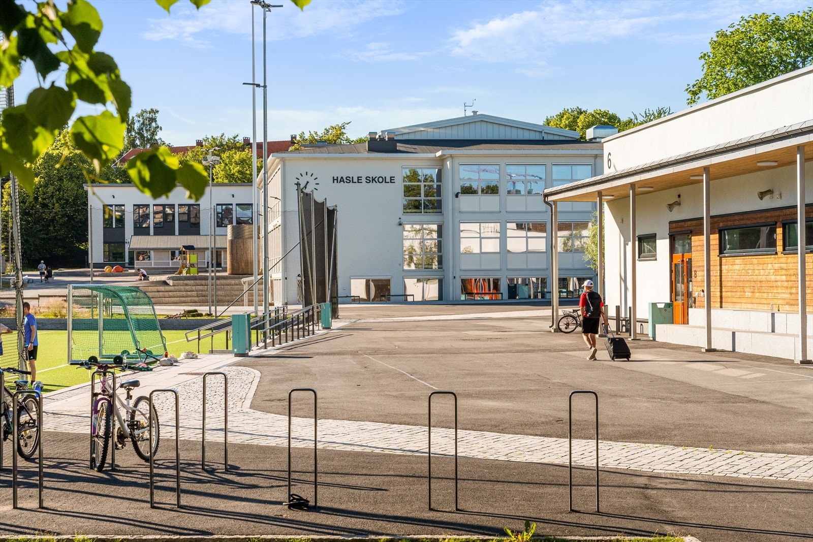 Hasle Skole ligger "rett over veien". Galleribilde