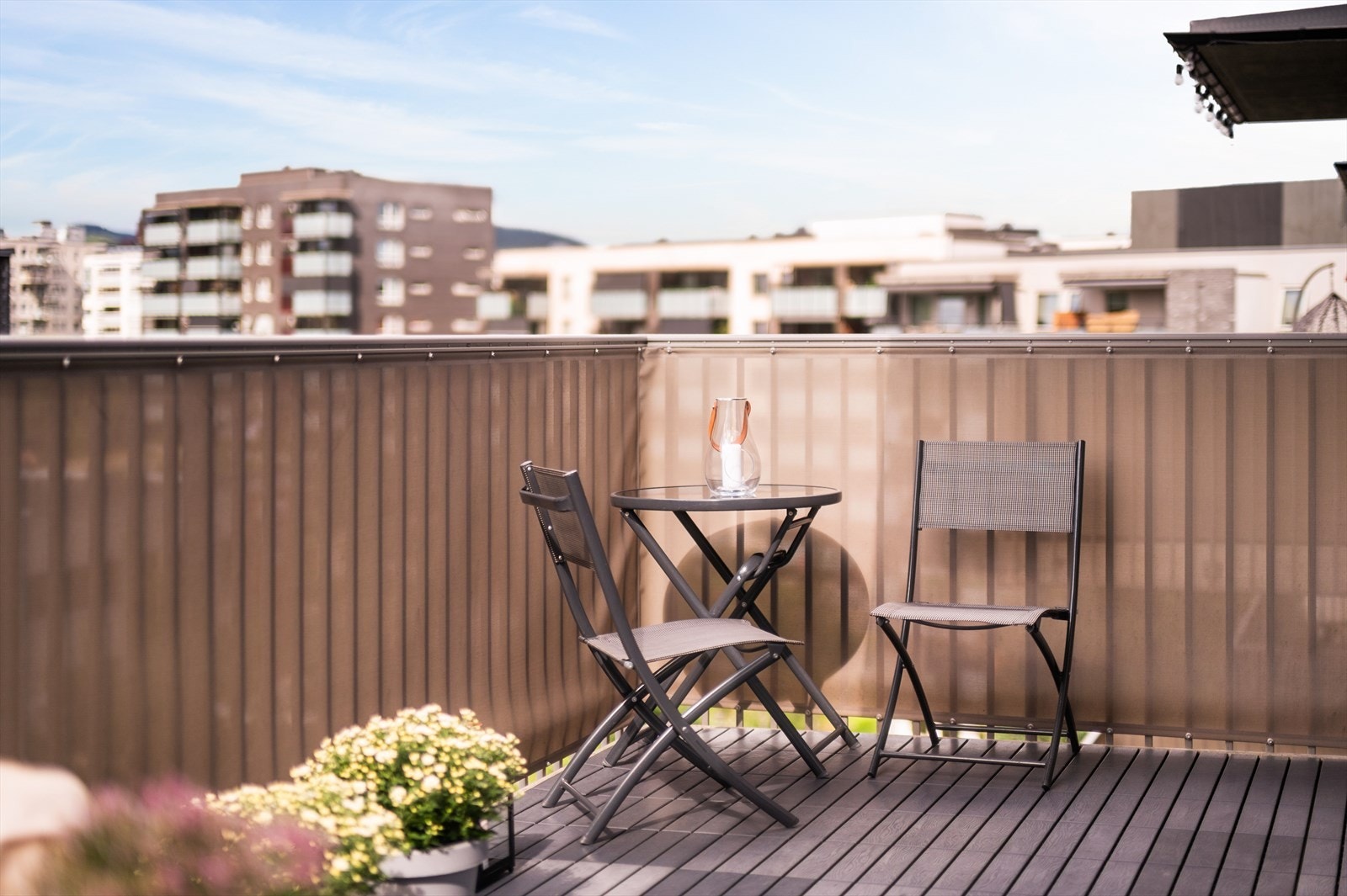 Her har du god plass til sittegruppe, grill og annet ønsket møblement. Galleribilde