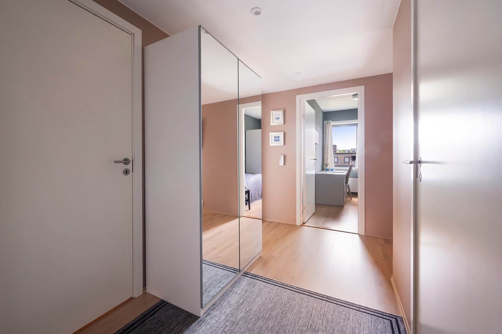 God plass til stort garderobeskap. Galleribilde