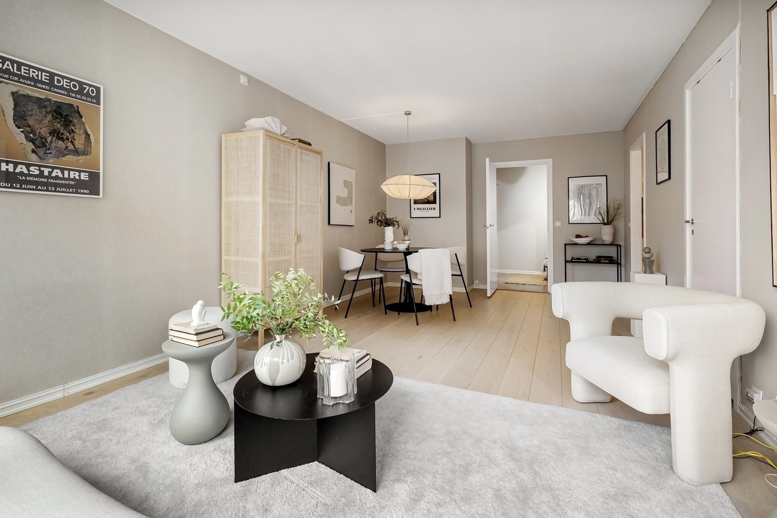 Romslig stue med god plass til både sofagruppe og spisebord. Galleribilde