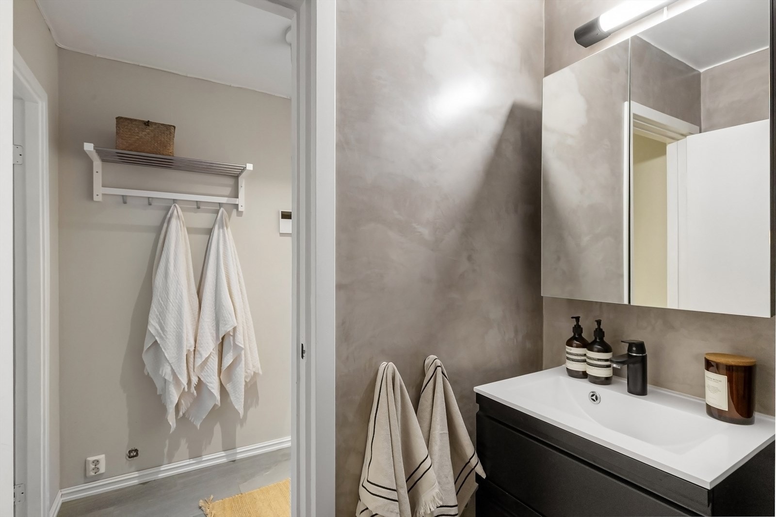 Bad har varmekabler i gulv, hjørnedusj, servant med skuffer, speilskap og toalett. Galleribilde