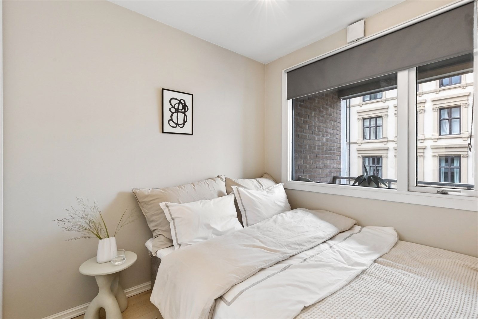 Plass til dobbeltseng. Utstyrt med garderobe. Galleribilde