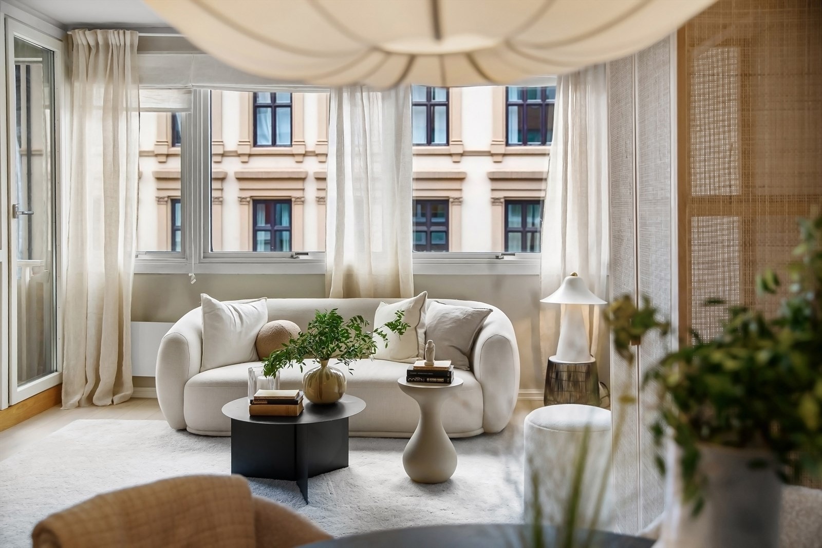 Rikelig med lysinnslipp via store vindusflater. Galleribilde