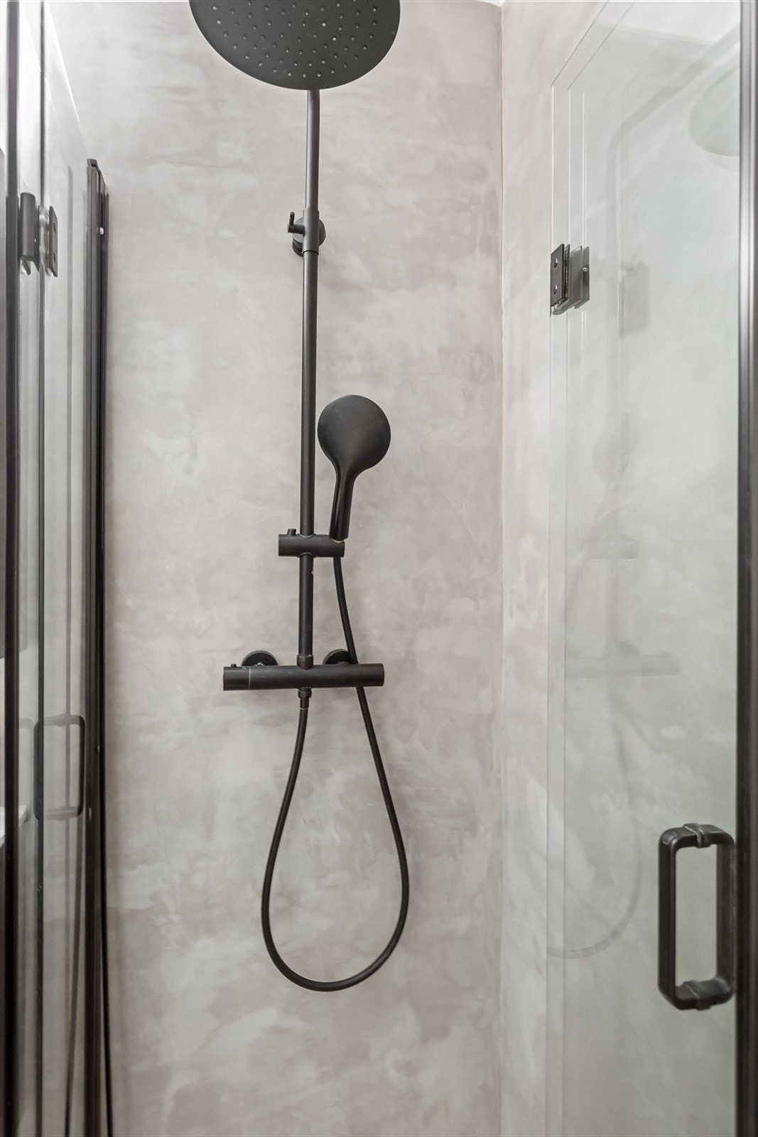 Regnfalldusj og innsvingbare dører i glass. Galleribilde