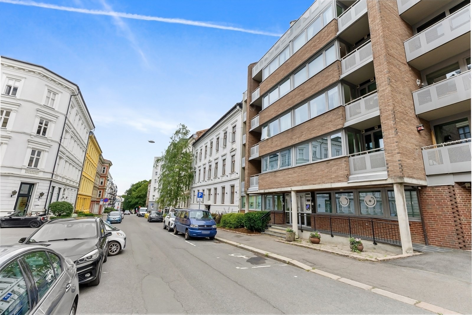 Rett ved Slottet, Aker Brygge, Sommerro og Via Vika. Et stort tilbud av restauranter og kafeer samt både grøntområder og sjøen rett i nærheten. Galleribilde