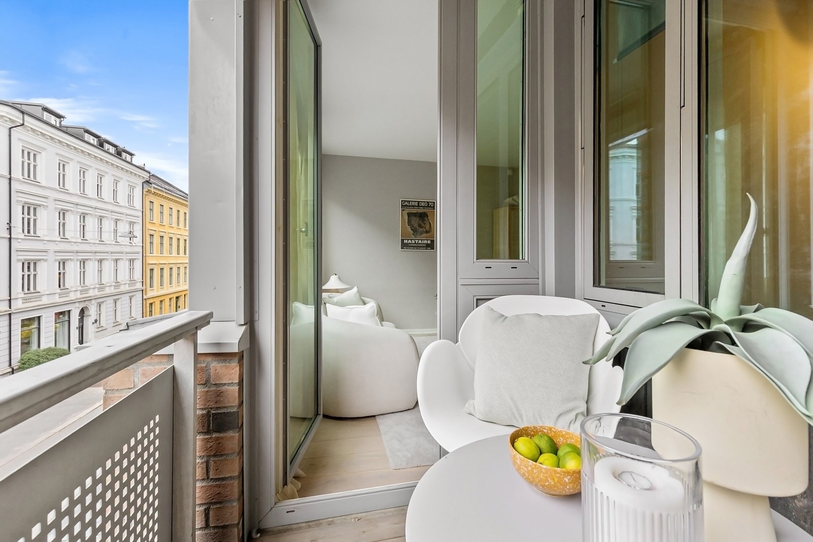 Fra stue er det utgang til sydøstvendt balkong med sol fra morgen til ca. 13 om sommeren. Galleribilde