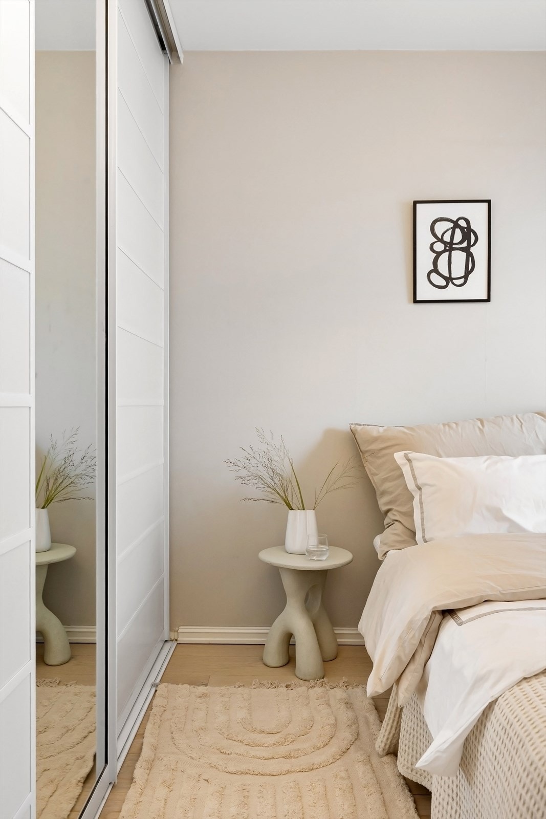 Skyvedørsgarderoben har godt med oppbevaringsplass. Galleribilde