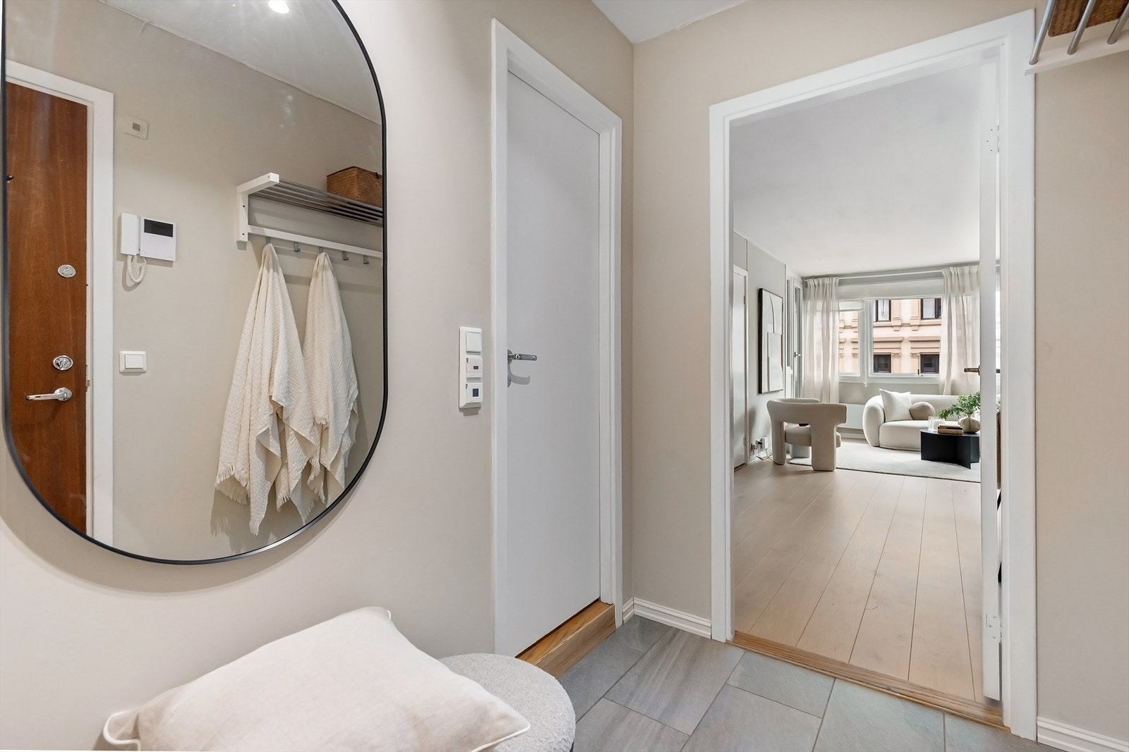 Entré med video dørcalling, flislagt gulv med varmekabler og plass for klesoppheng. Galleribilde