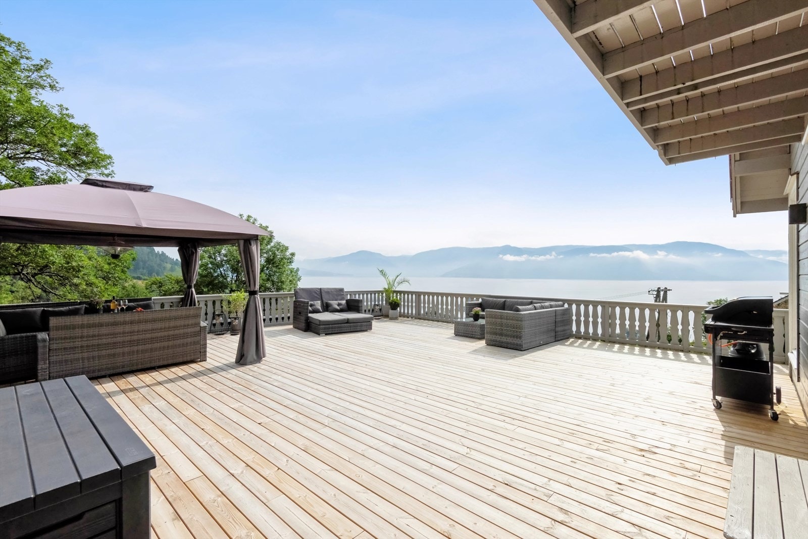 Man skal lete lenge etter en slik utsikt fra terrassen! Galleribilde