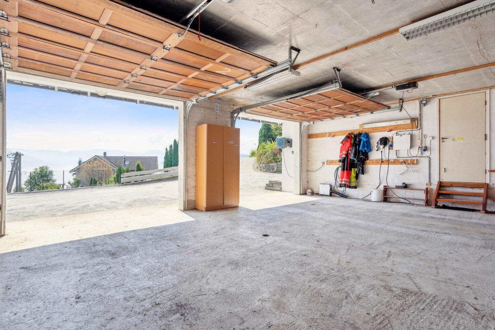 Den doble garasjen gir plass til alt man måtte ha behov for Galleribilde