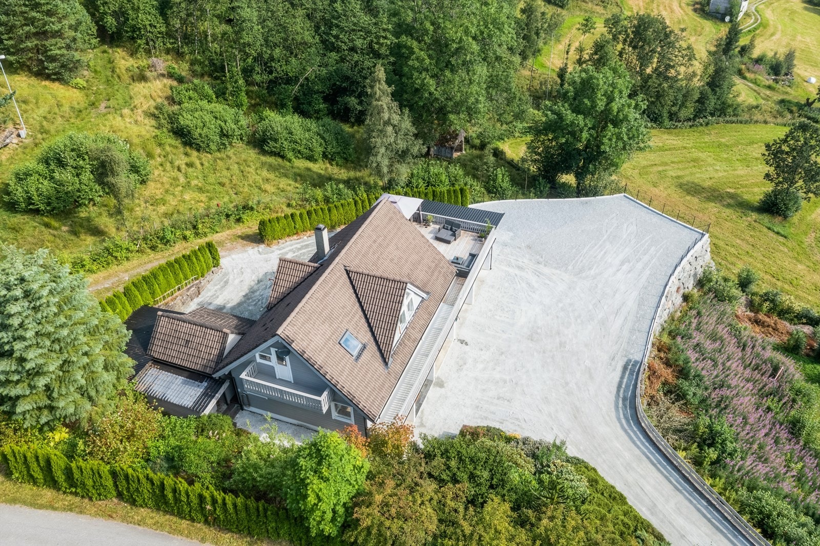 Det er tilkomst fra begge sider av boligen Galleribilde