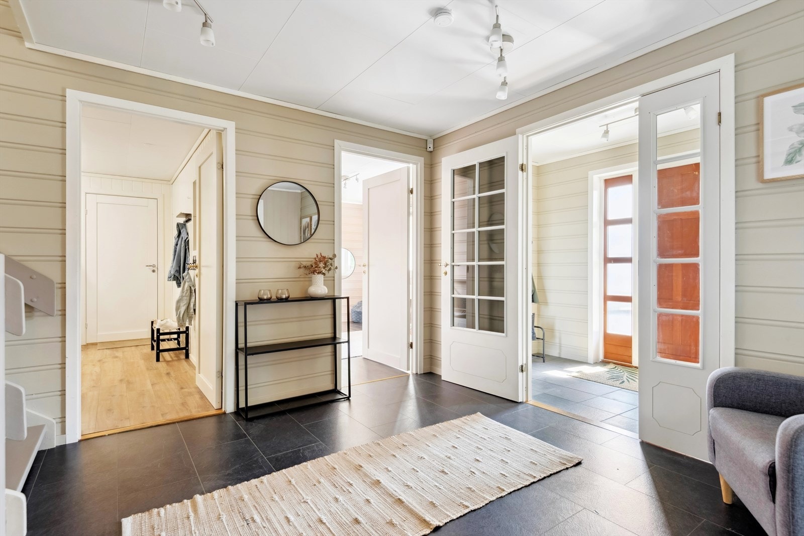 I underetasjen er det en romslig hall med tørrskodd tilgang til den doble garasjen Galleribilde