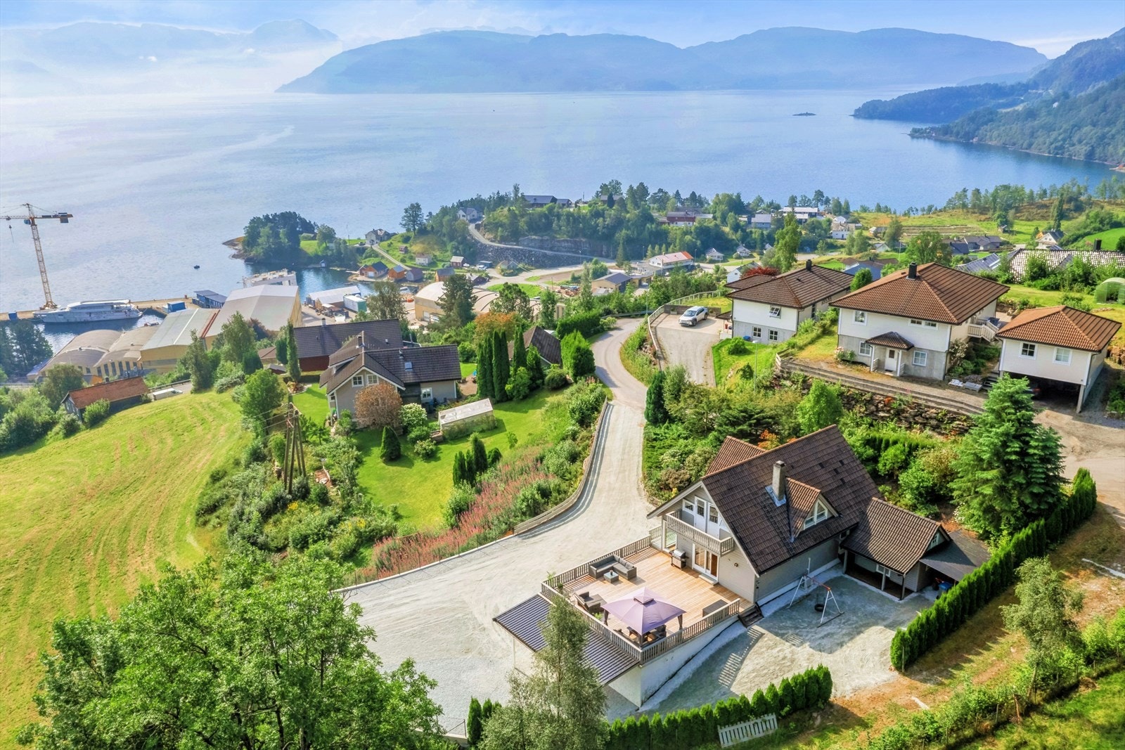 Herfra er det vid og praktfull utsikt over Hardangerfjorden og fjellene rundt, og rikelig med sol! Galleribilde