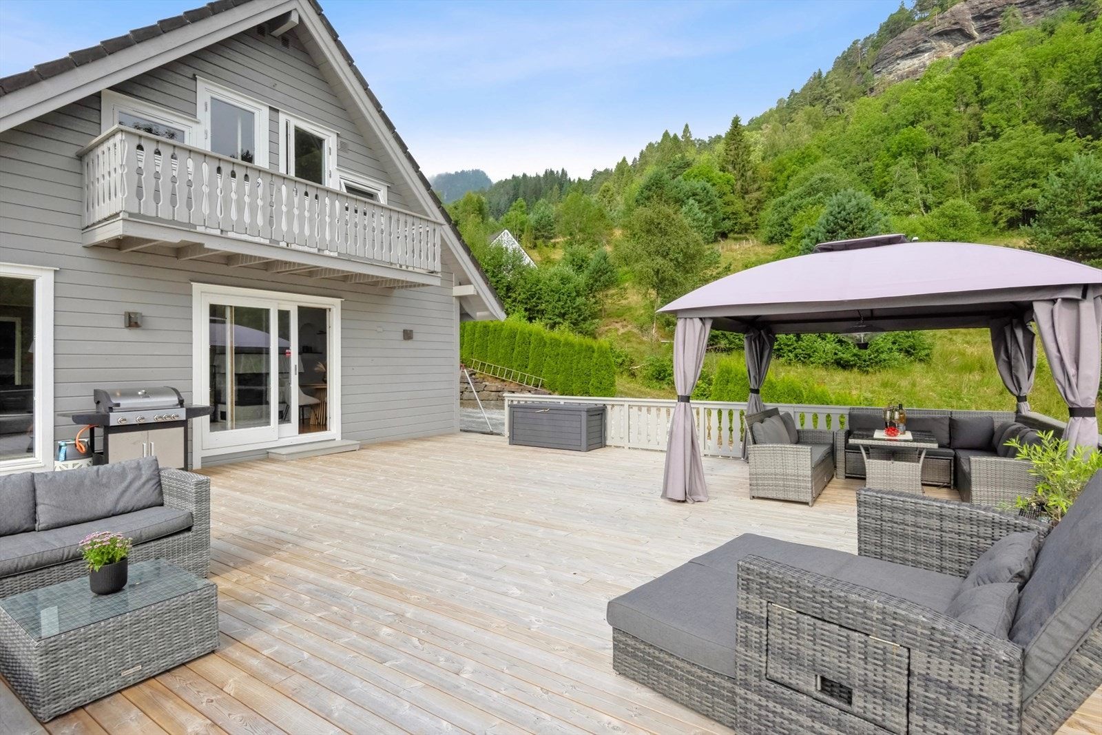 Den store terrassen er god skjermet fra innsyn Galleribilde