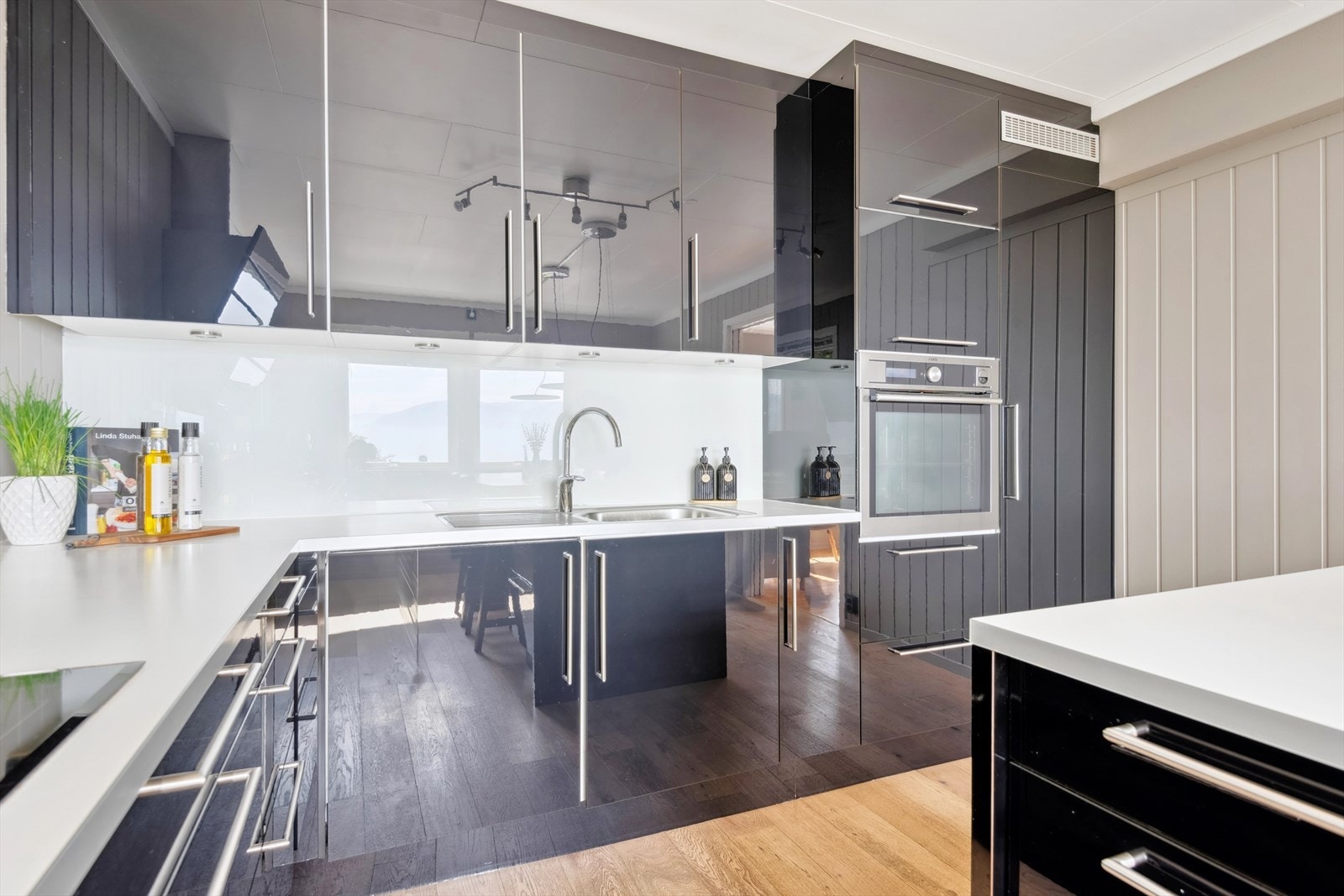 Godt utstyrt kjøkken med integrerte hvitevarer Galleribilde