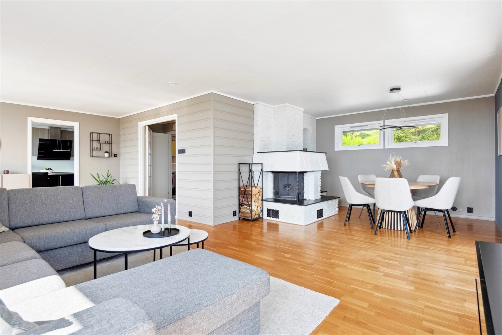 Her er det rikelig med plass til både tv- og spisestue Galleribilde