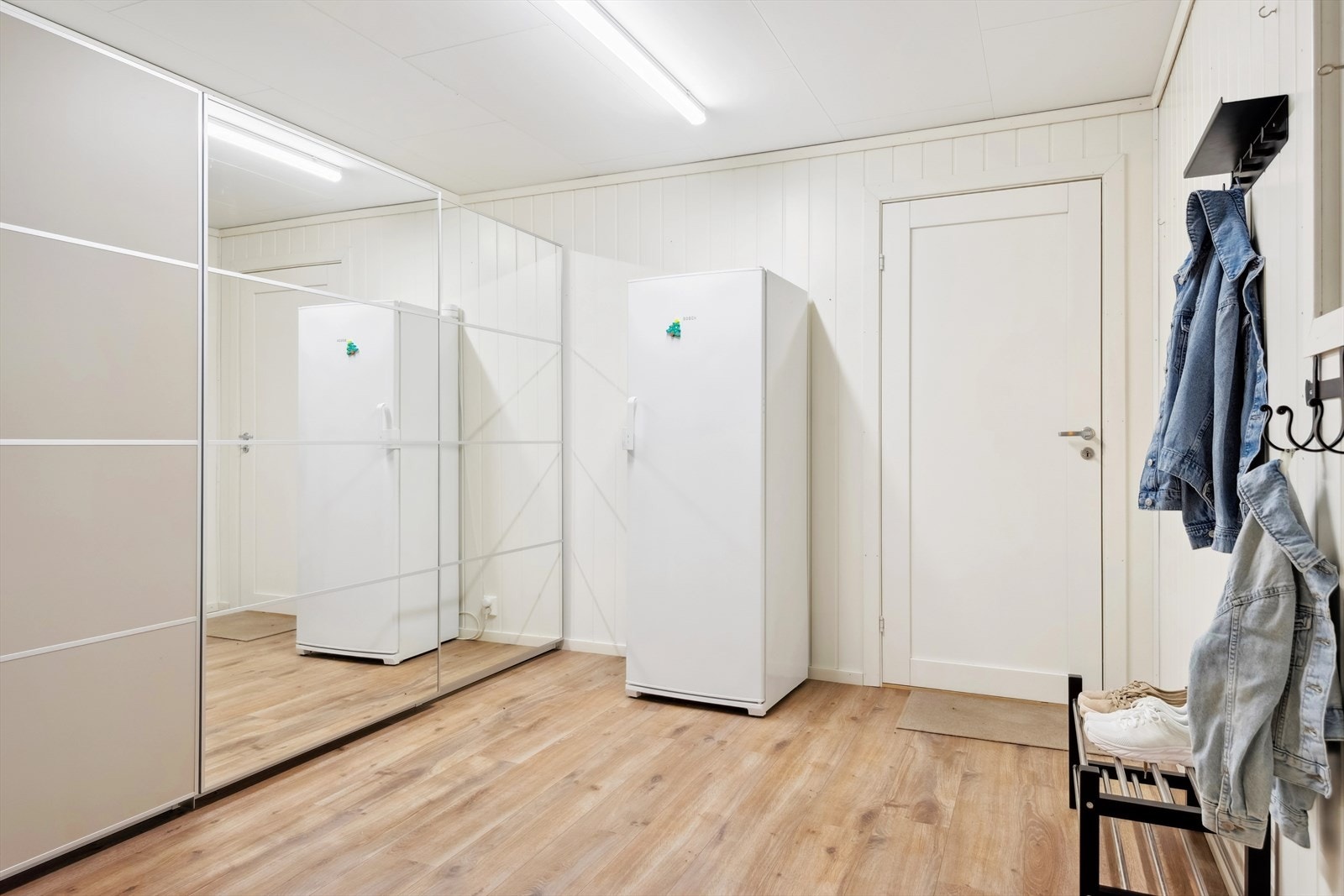 Mellom hallen og garasjen er det et stort garderoberom - svært praktisk! Galleribilde