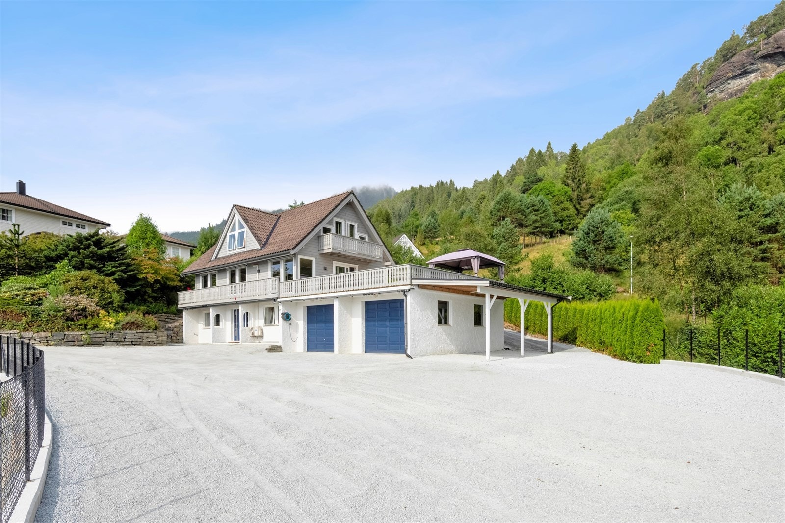 Svært innholdsrik bolig med dobbel garasje, pent opparbeidet tun og stor solrik terrasse Galleribilde