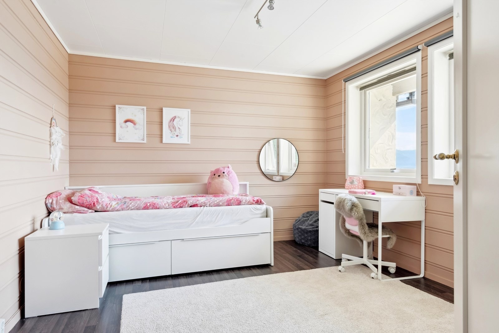 Soverom 2 av 2 i underetasjen (angitt som hobbyrom på byggetegningene) Galleribilde