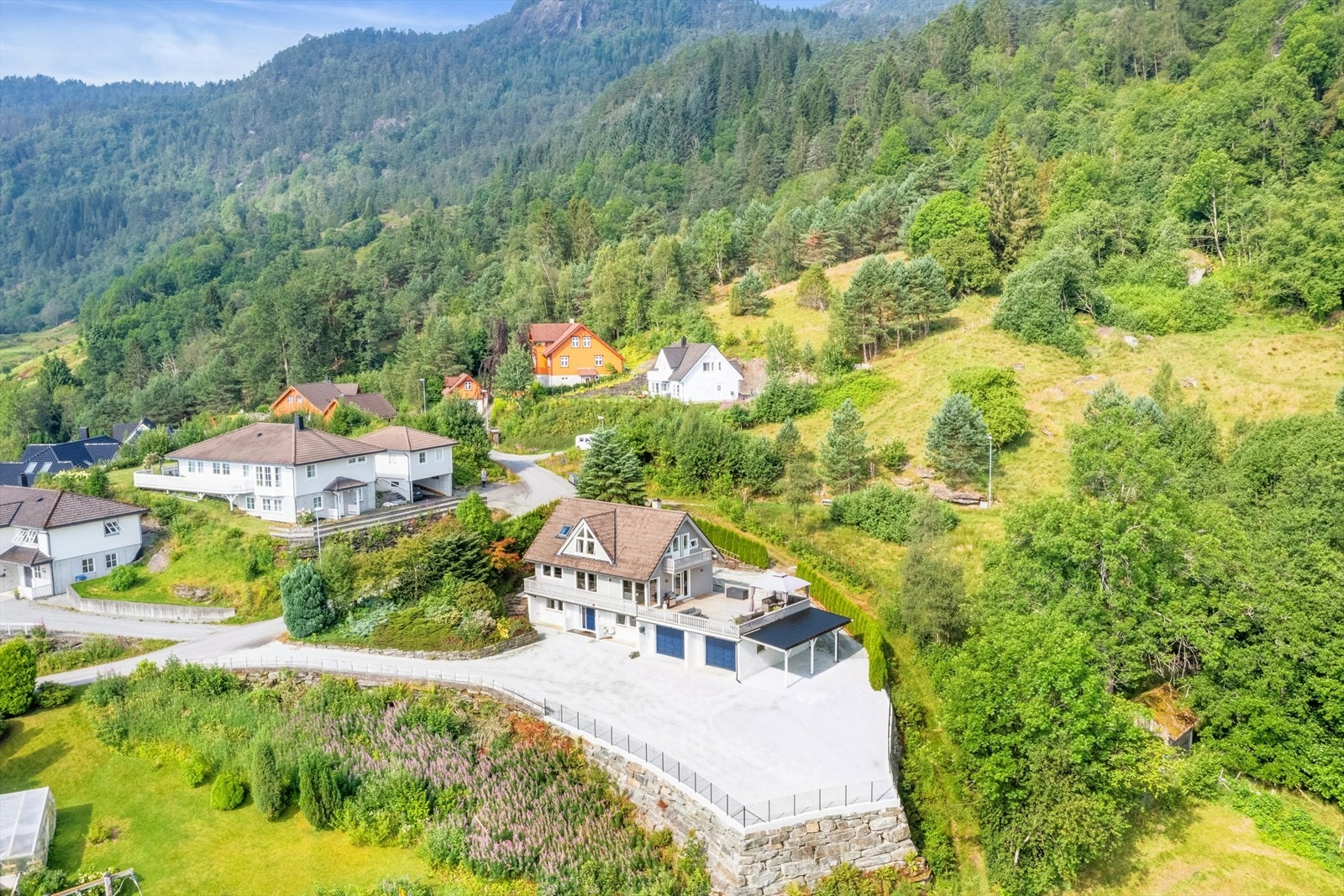 Kollen ligger på Oma, ca. 7 min kjøring fra Strandebarm og en halvtime unna Norheimsund. Galleribilde