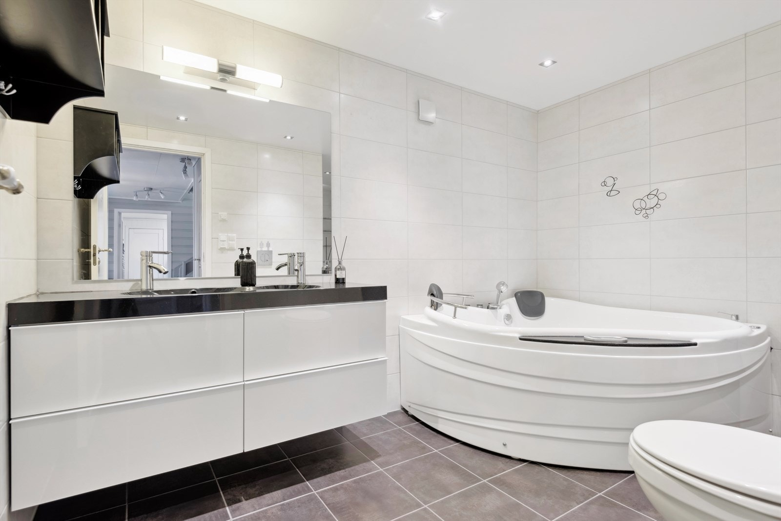 Badet ble totalrenovert i 2011 og er pent innredet med dobbel servant, boblebad og dusj Galleribilde