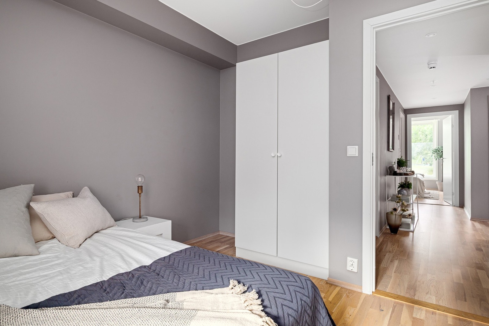 Enkelt garderobeskap, samt god plass til ytterligere oppbevaringsløsninger. Galleribilde