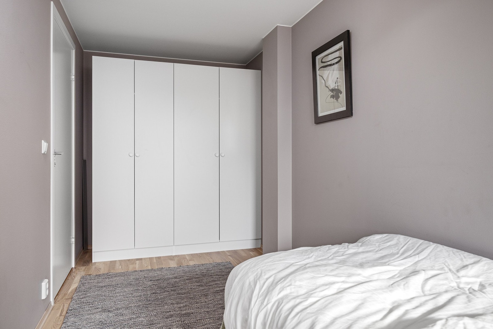 Gode oppbevaringsmuligheter i garderobeskapsrekke. Galleribilde