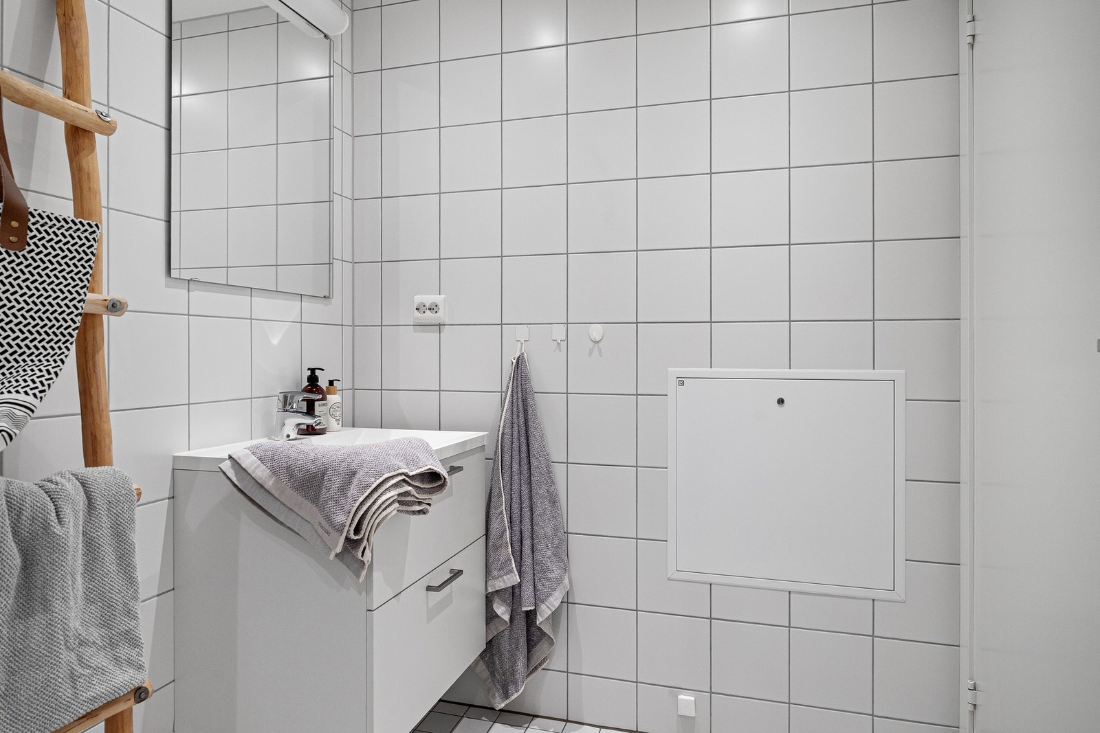 Heldekkende servant med skuffer for oppbevaring. Galleribilde