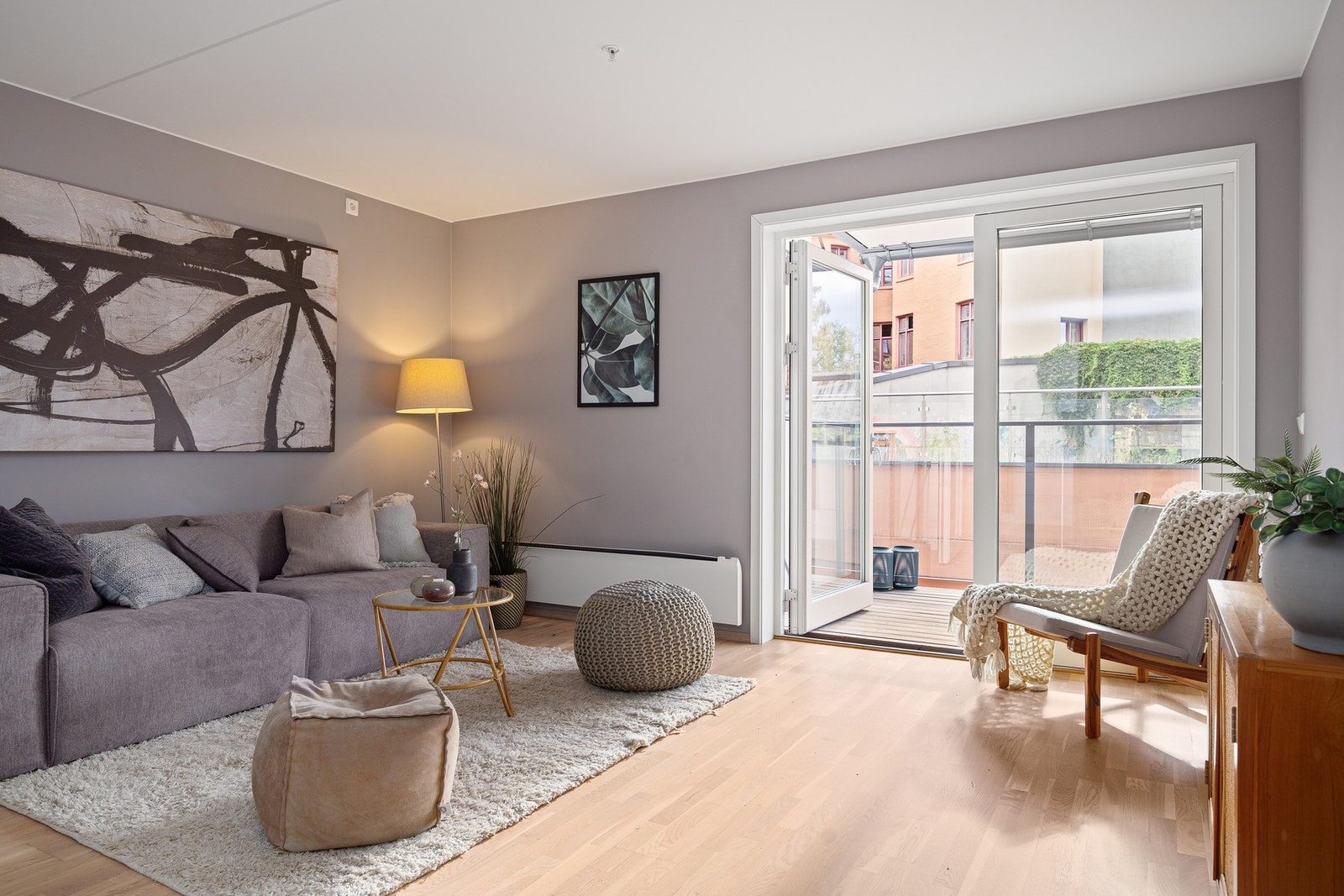 God plass til sofagruppe med tilhørende møblement. Galleribilde