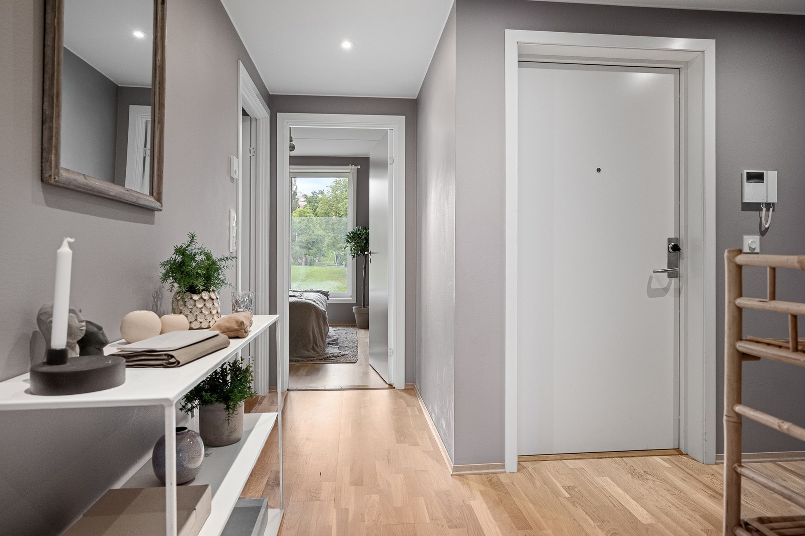 Brann- og lydklassifisert entrédør med kikkehull. Callinganlegg med kamera. Galleribilde