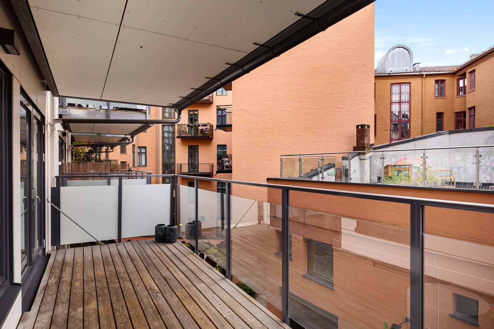 Balkongen vender mot stille indre gårdsrom og er over overbygget, noe som øker bruksverdien. Galleribilde