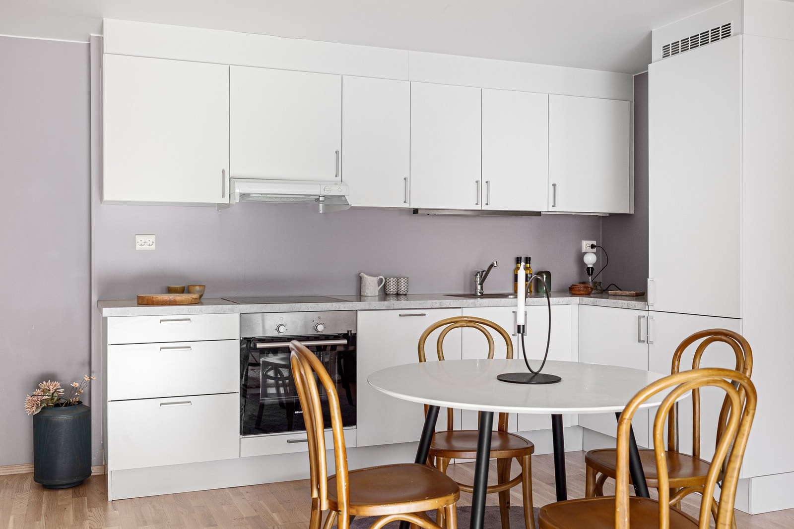 Tidløst kjøkken fra Sigdal med integrerte hvitevarer og laminat benkeplate. Galleribilde