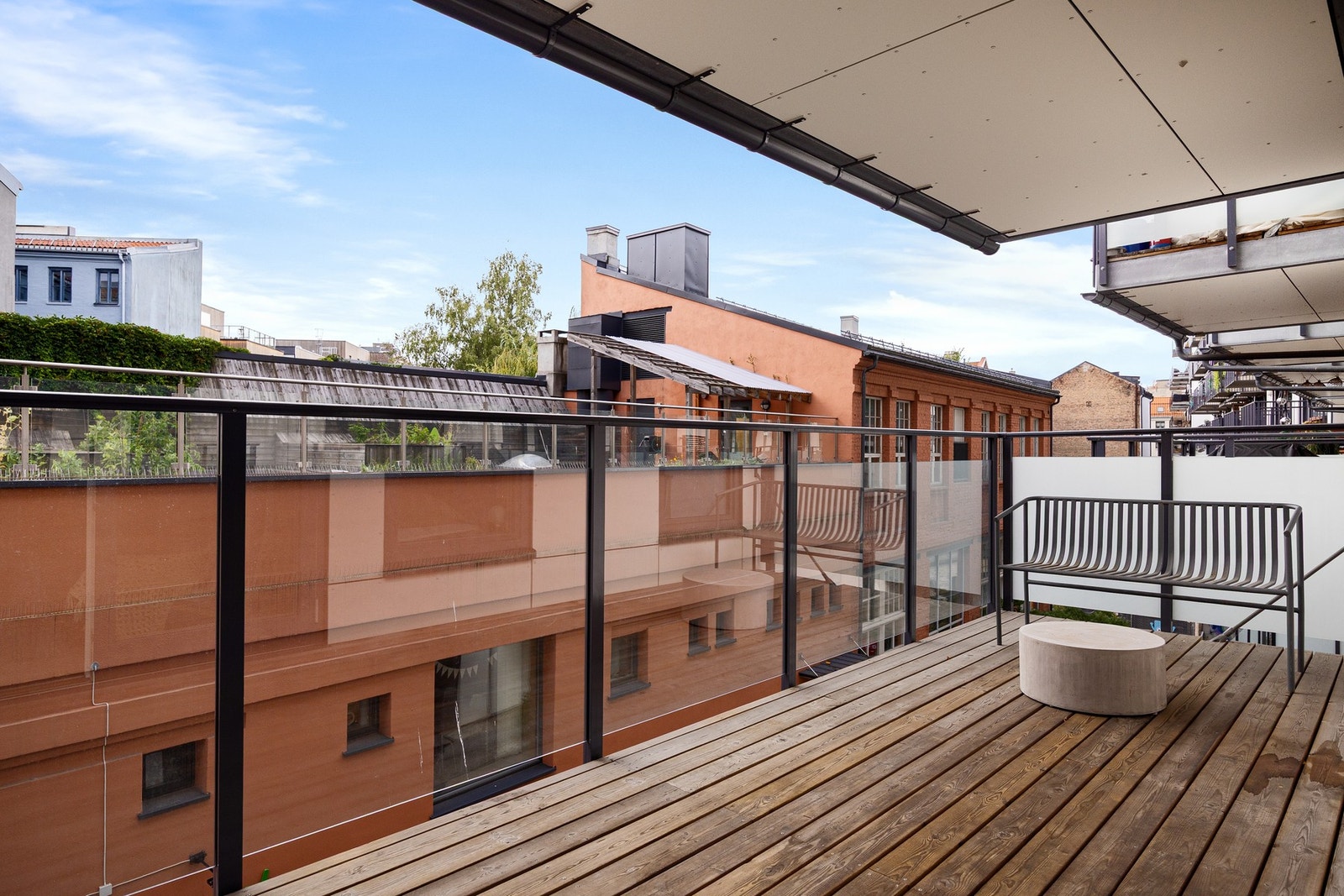 Dette er en lys og moderne 4-roms selveier med stor balkong. Galleribilde