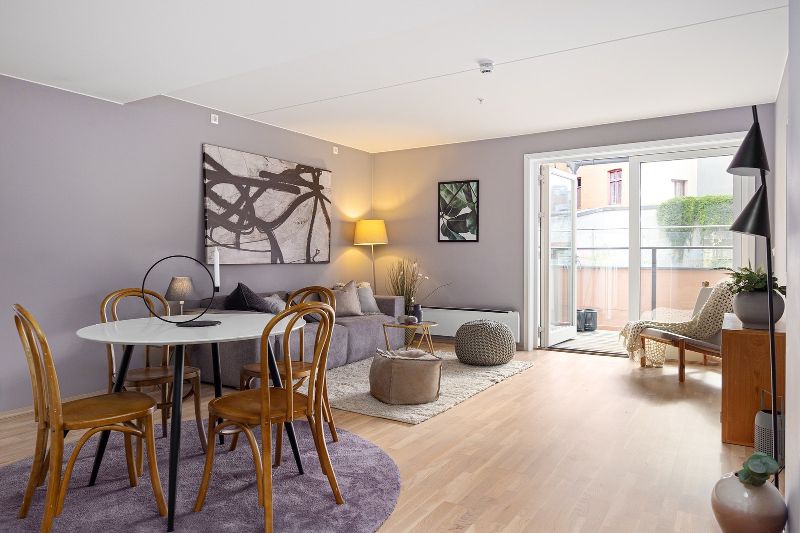 Delikat stue med veleget plass til sofagruppe og tilhørende møblement. Galleribilde