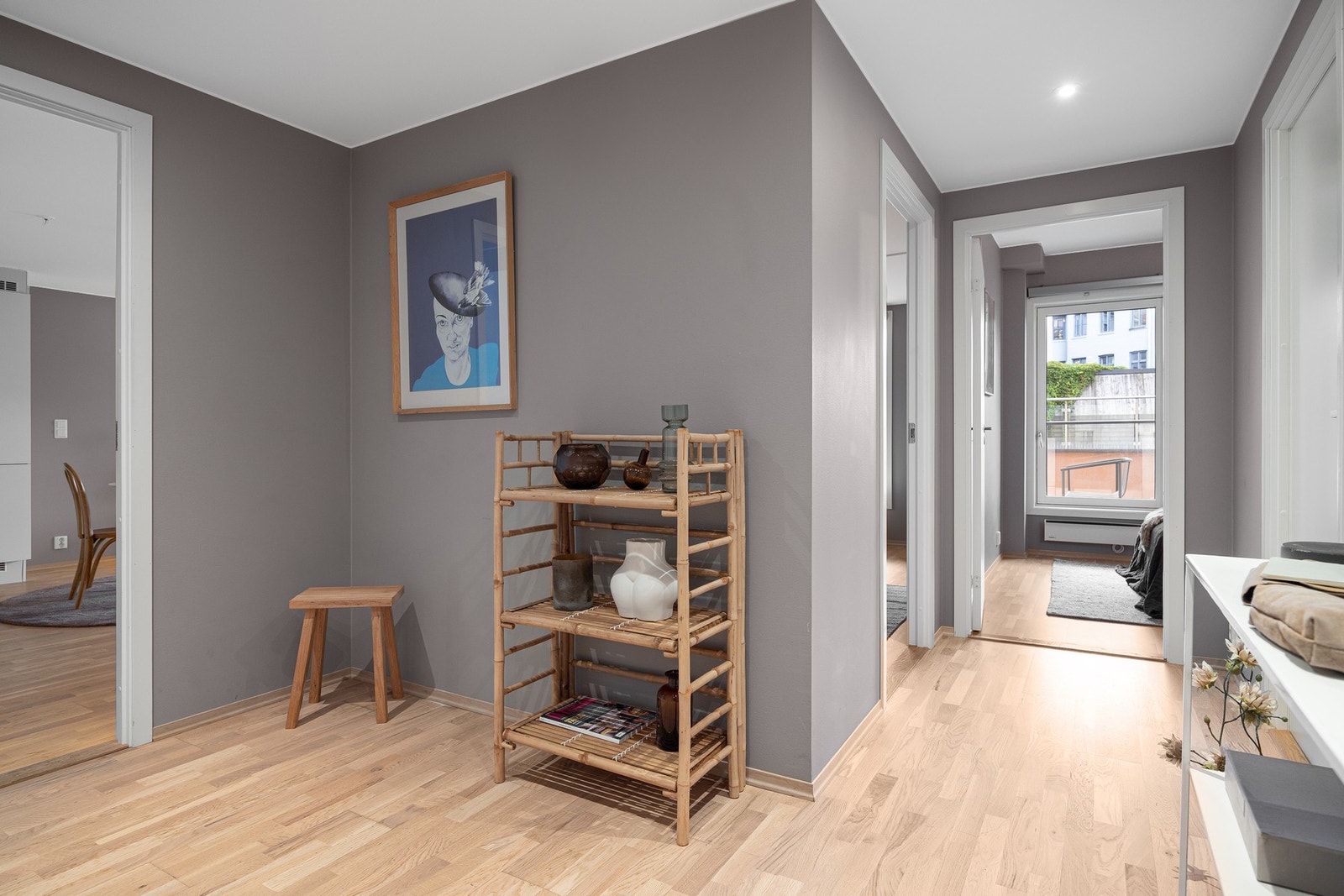 Boligen har en romslig gang med god plass til ulike oppbevaringsløsninger. Galleribilde