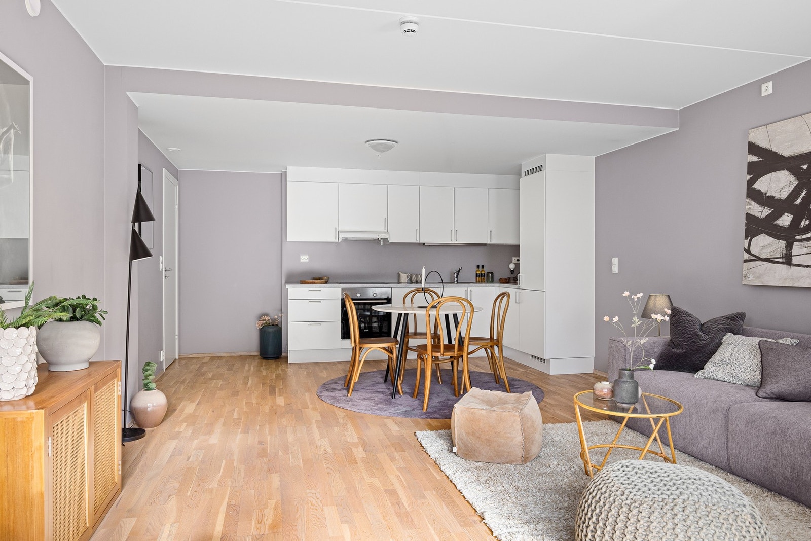 Moderne åpen stue- og kjøkkenløsning med god soneinndeling. Galleribilde