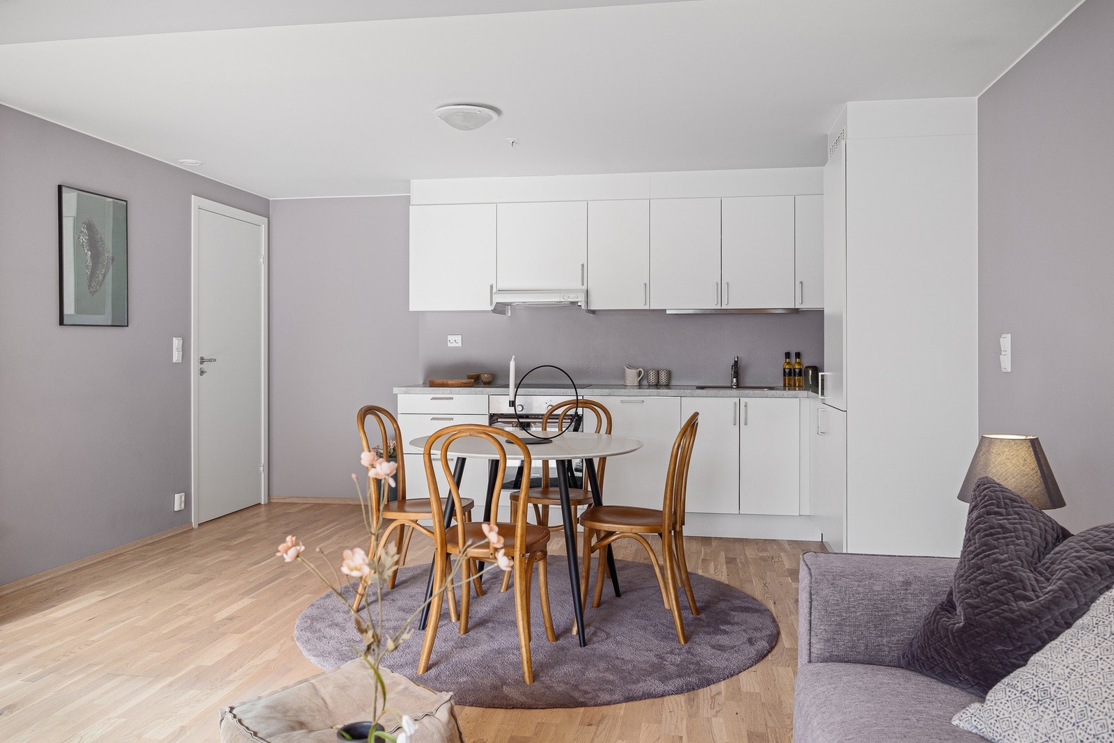 Sosial og åpen løsning med velegnet plass til kjøkkenøy eller spisegruppe som skaper et naturlig skille mellom kjøkken- og stuedel. Galleribilde