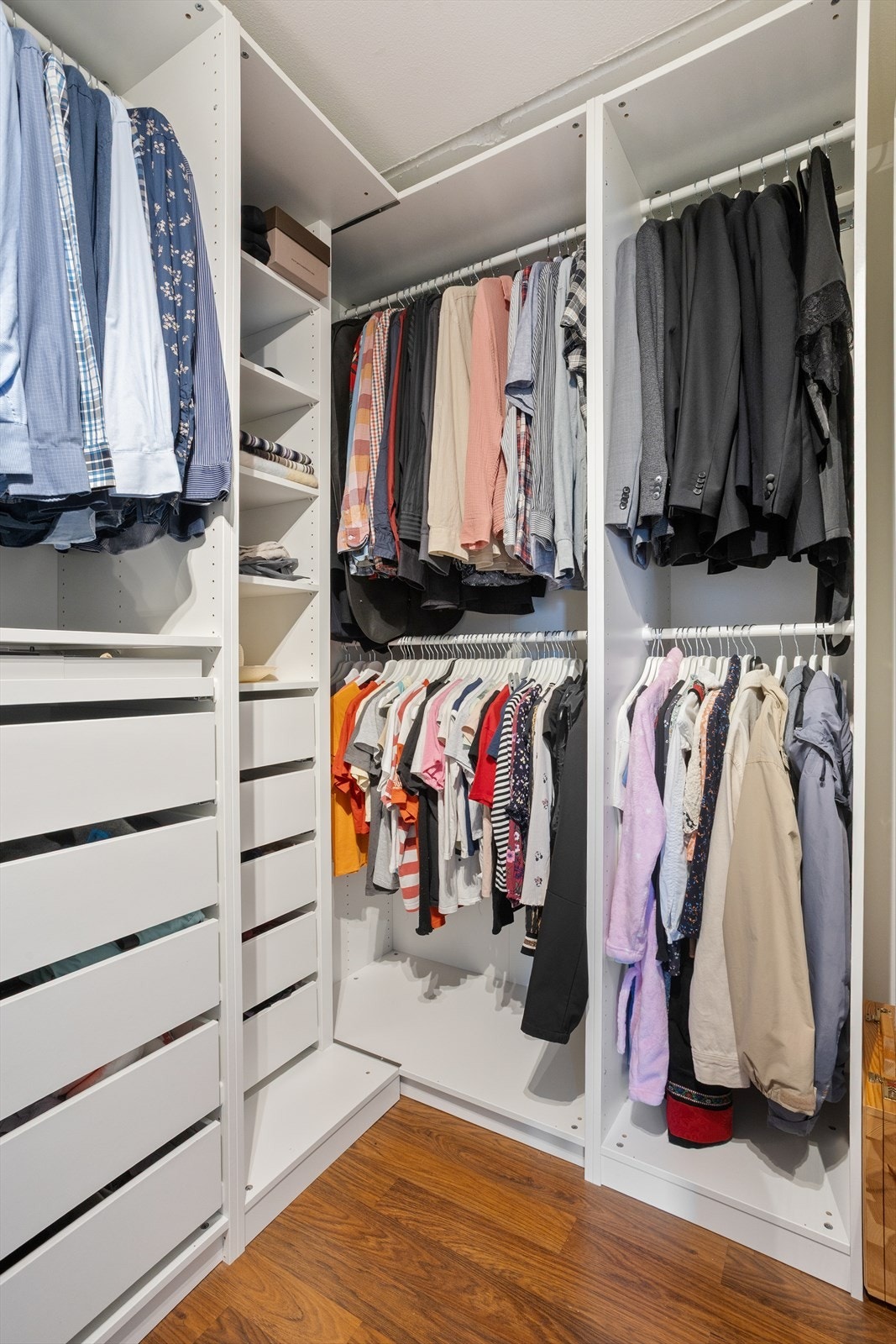 Omkledningsrom med praktisk garderobeløsning med mye lagringsplass Galleribilde