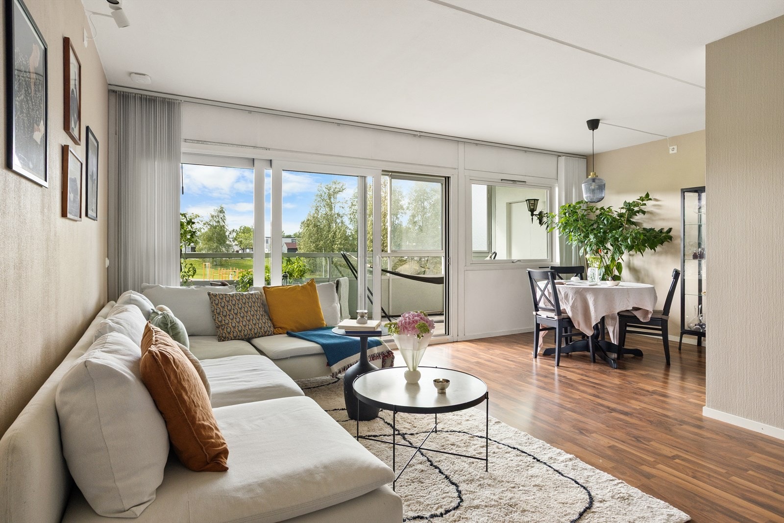 Leiligheten har en åpen stue og kjøkkenløsning med plass til flere sittegrupper og soner Galleribilde