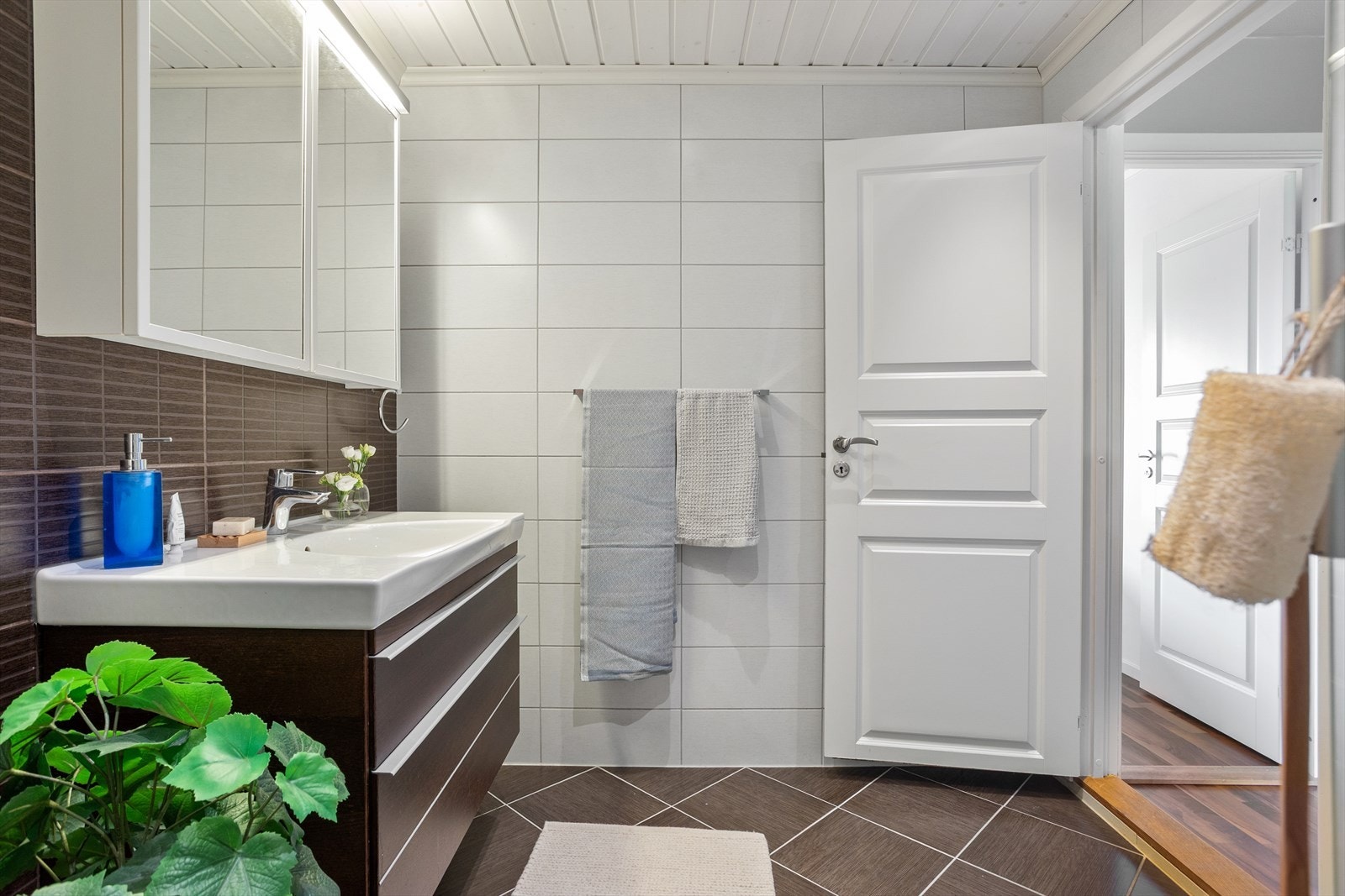 Flislagt baderom av god størrelse med varme i gulv Galleribilde