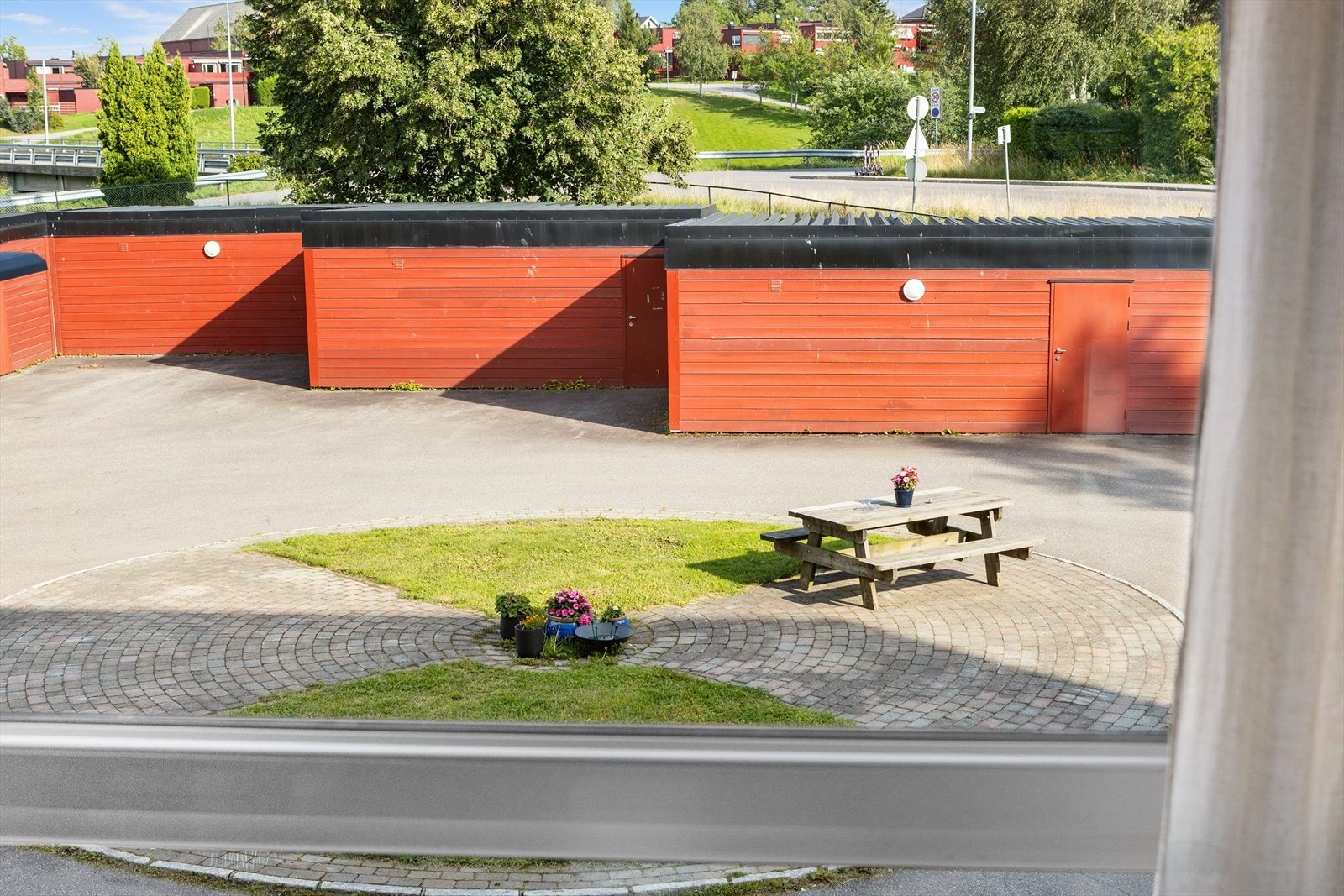 Leiligheten disponerer en parkeringsplass (nr. 43) i felles garasjeanlegg Galleribilde