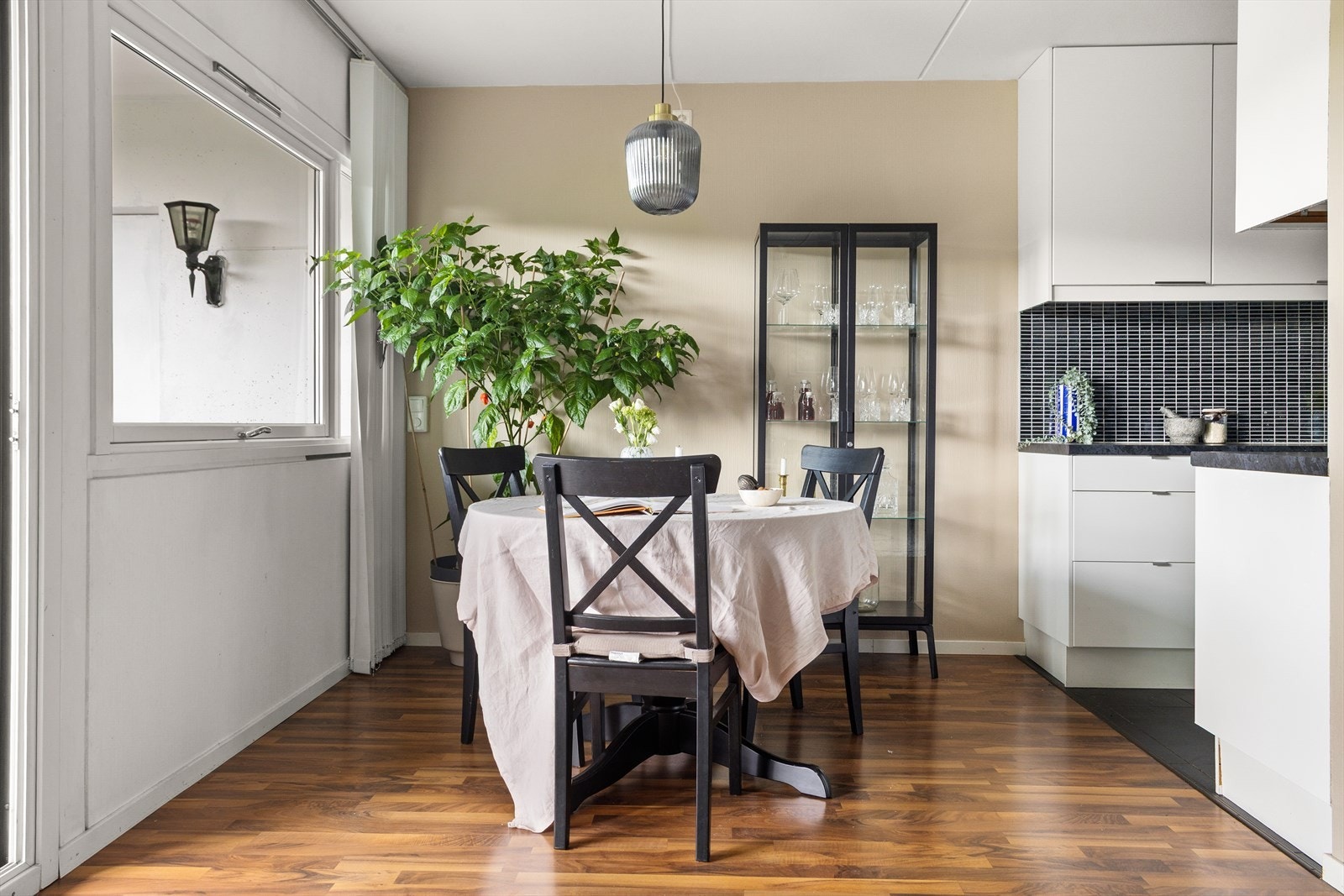 Det er fin plass til spisegruppe ved kjøkkenet Galleribilde