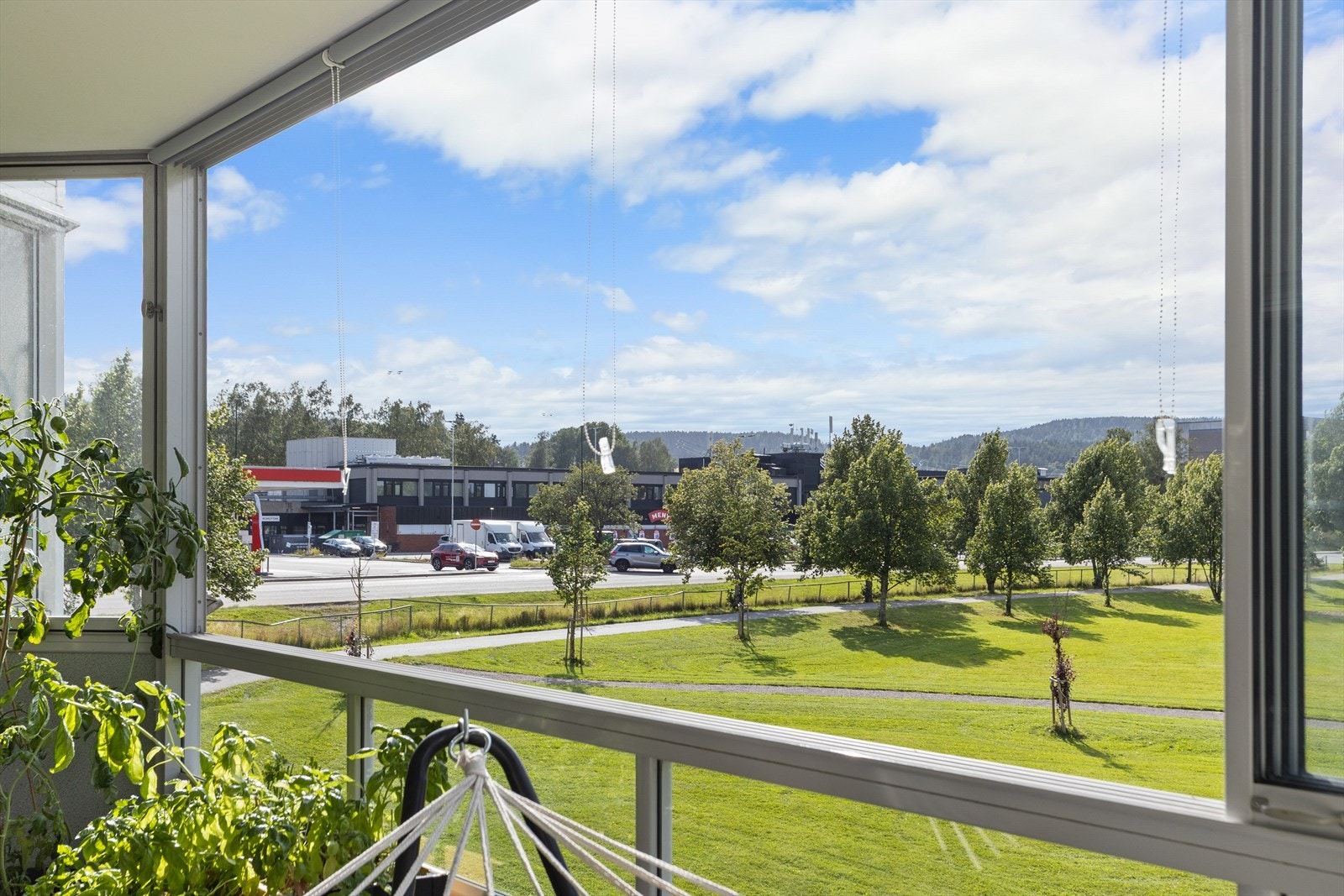 Fra balkongen er det hyggelig utsyn mot frodige og grønne omgivelser, samt lite innsyn Galleribilde