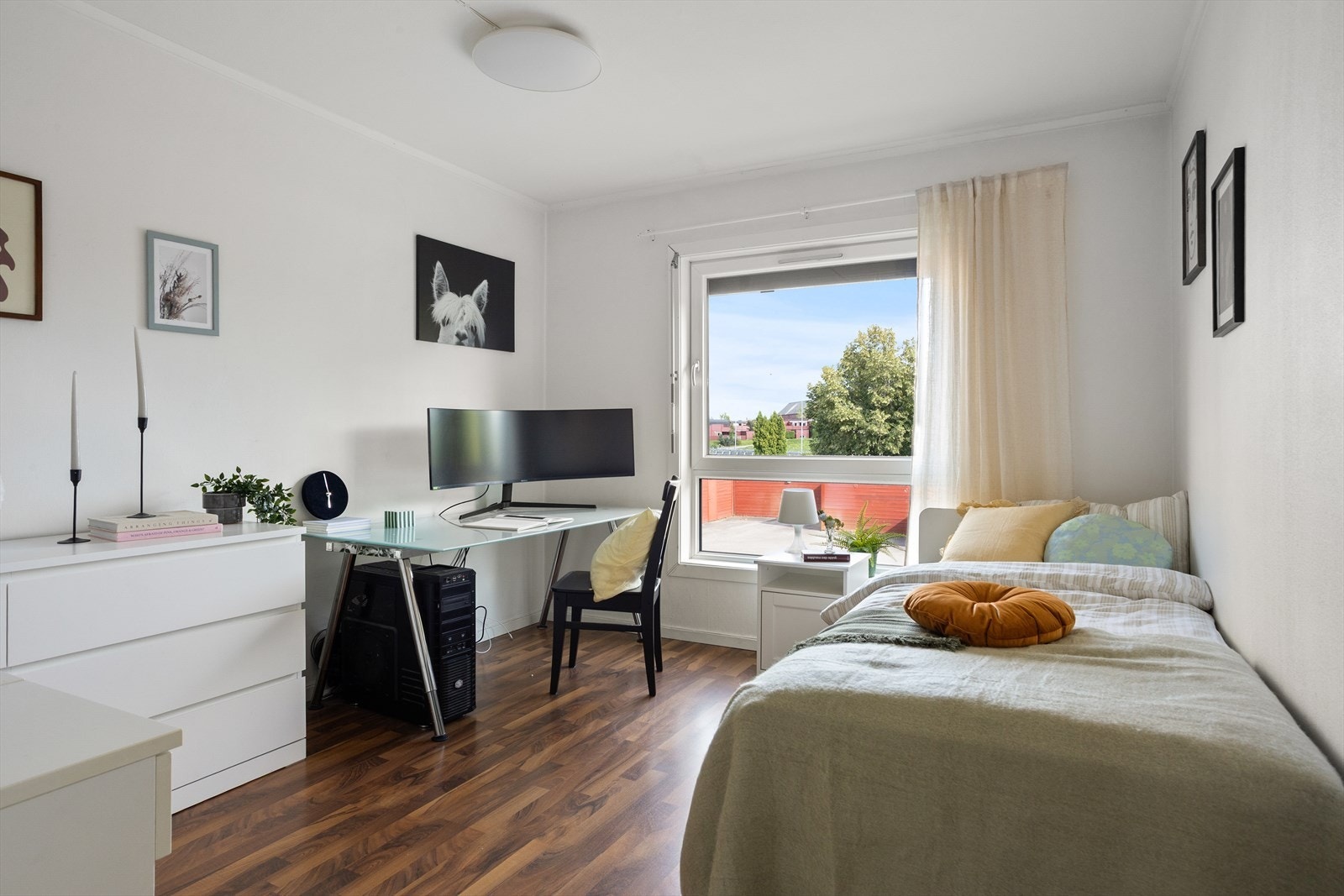 Soverom II | Rommet har god plass til seng, skrivepult og garderobeløsning Galleribilde