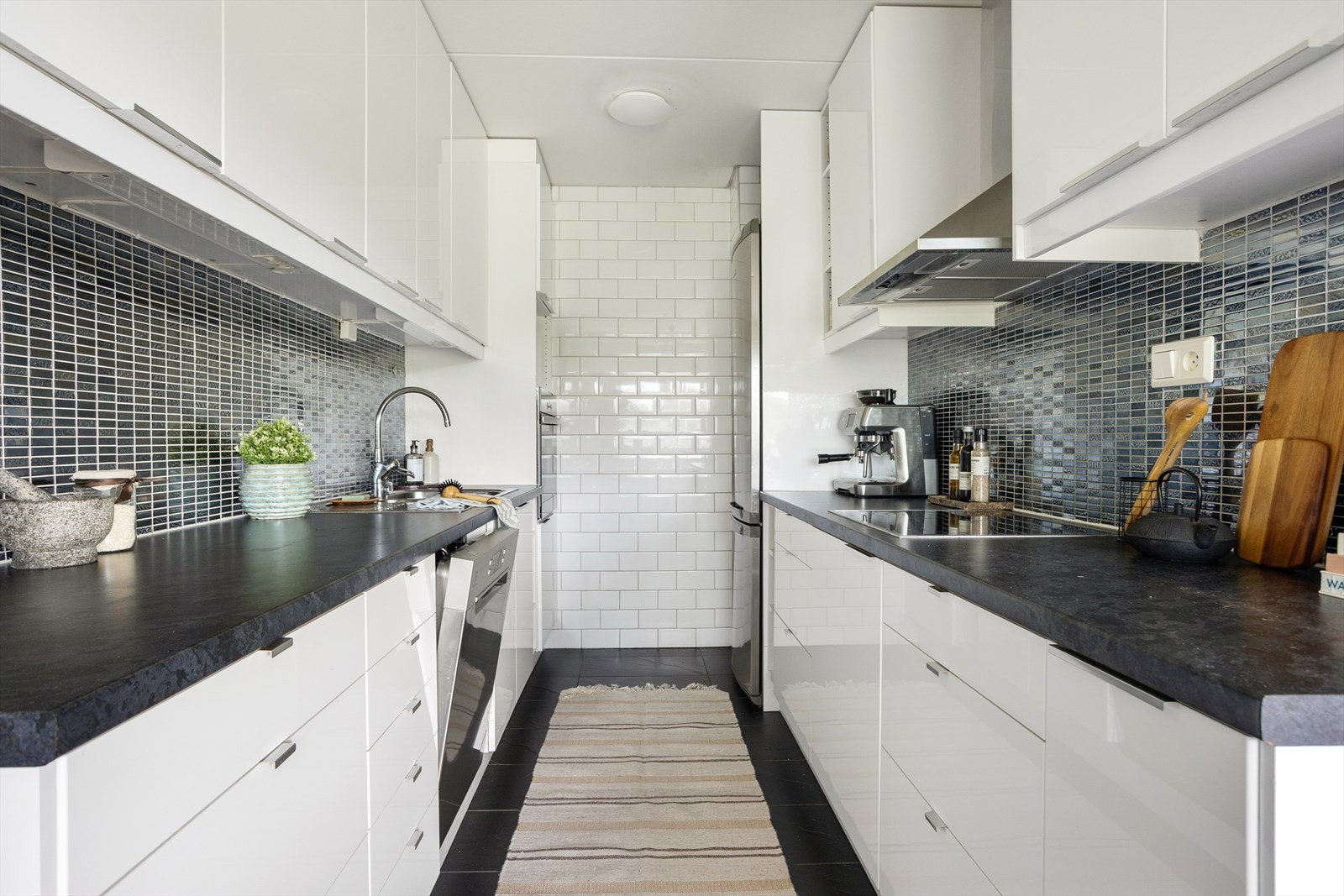 Tidløst kjøkken med mye skap og benkeplass Galleribilde