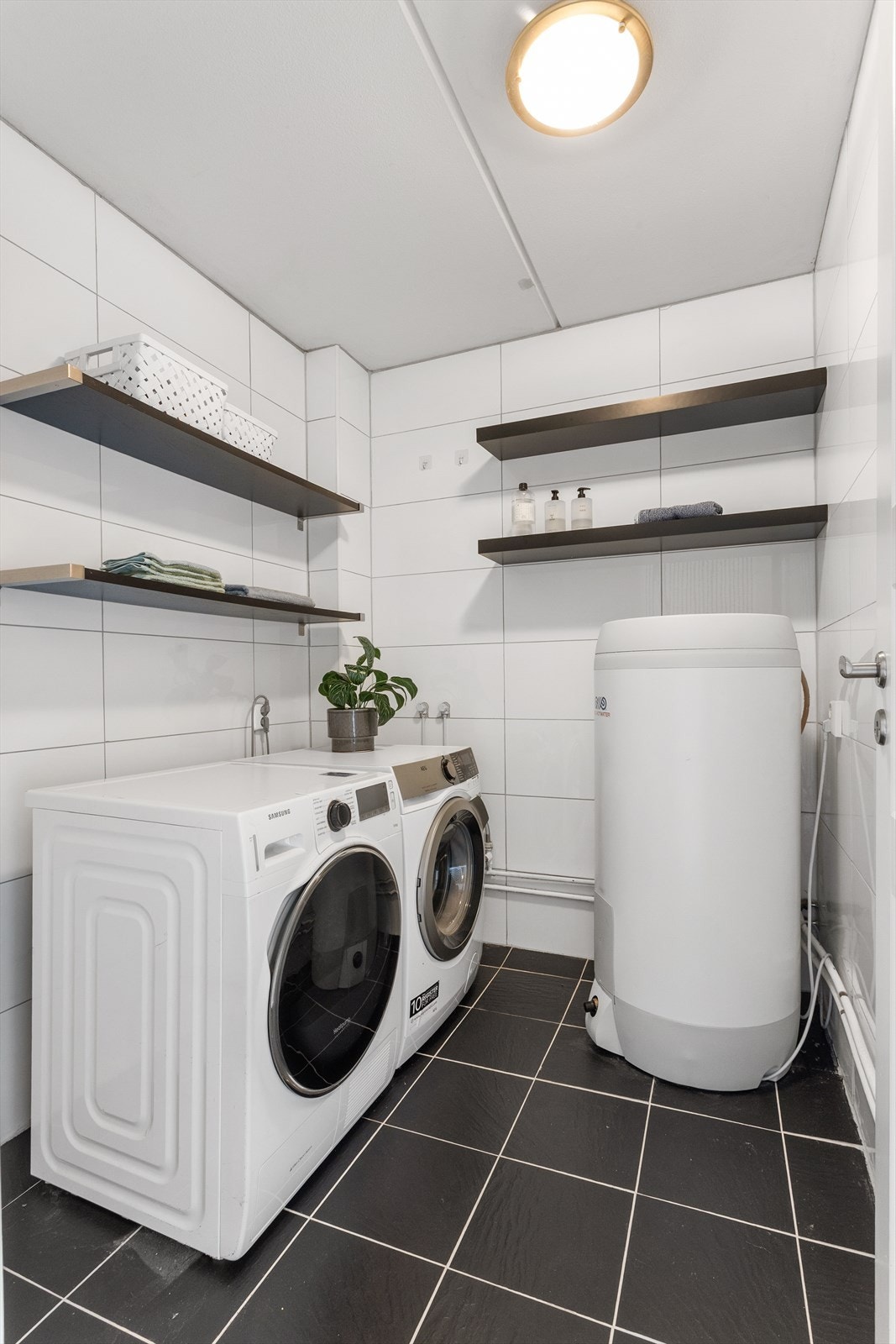 Praktisk separat vaskerom med opplegg for både vaskemaskin og tørketrommel. Rommet vil bli rehabilitert samtidig med baderom ila høsten 2026 Galleribilde